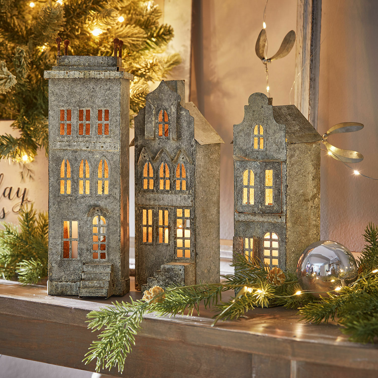 Lampions décoratifs en forme de maisons en métal gris avec lumière chaude, décoration de Noël élégante