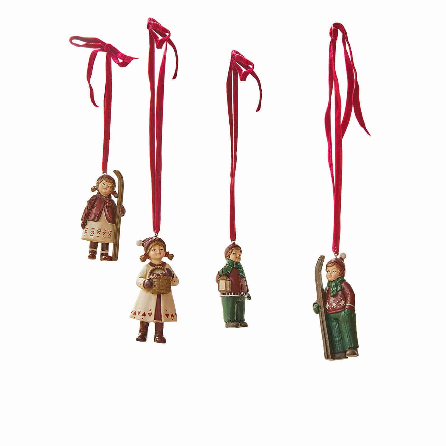 Lot de 4 figurines à suspendre Helgelund Ensemble de quatre décorations de Noël avec figurines d'enfants en vêtements d'hiver suspendues à des rubans rouges