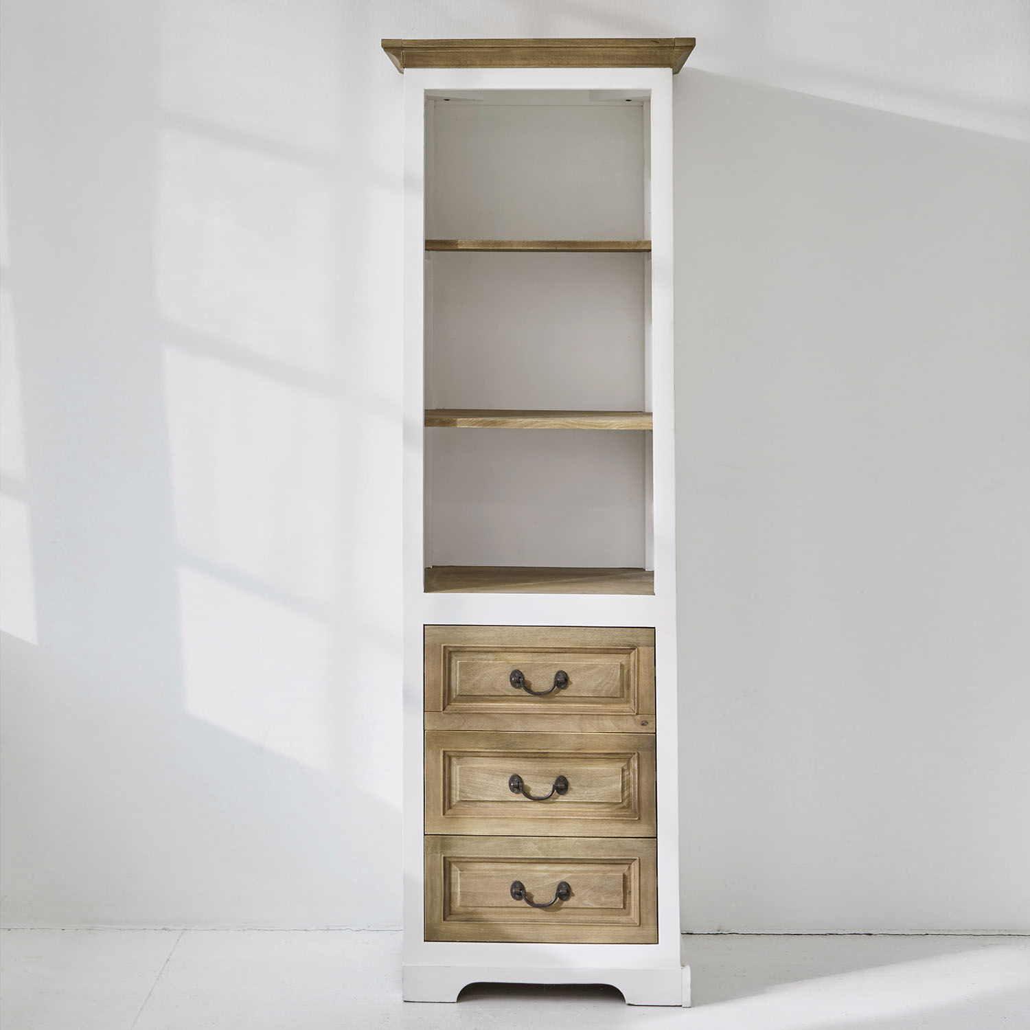 Kast Degarmo Hoge witte houten kast met drie lades en planken van natuurlijk hout