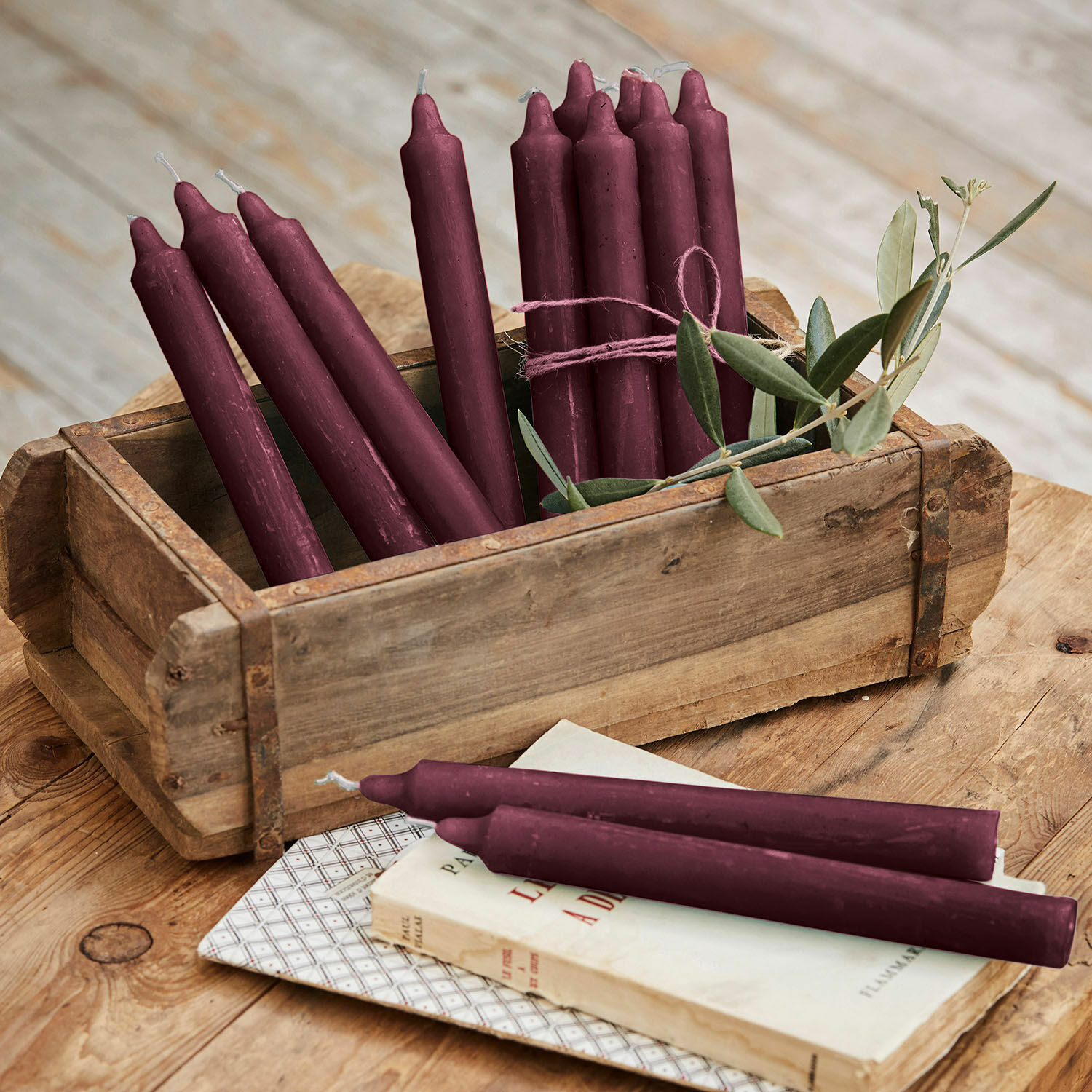 Kaars set van 12 Bauceau Set bordeauxkleurige waskaarsen in houten doos op rustieke houten tafel