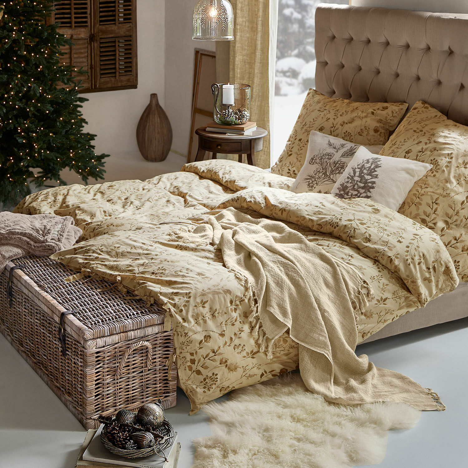Dekbedovertrekset Maraviglio Beige beddengoed met bloemenpatroon op bed met gestoffeerd hoofdeinde in gezellige kamer
