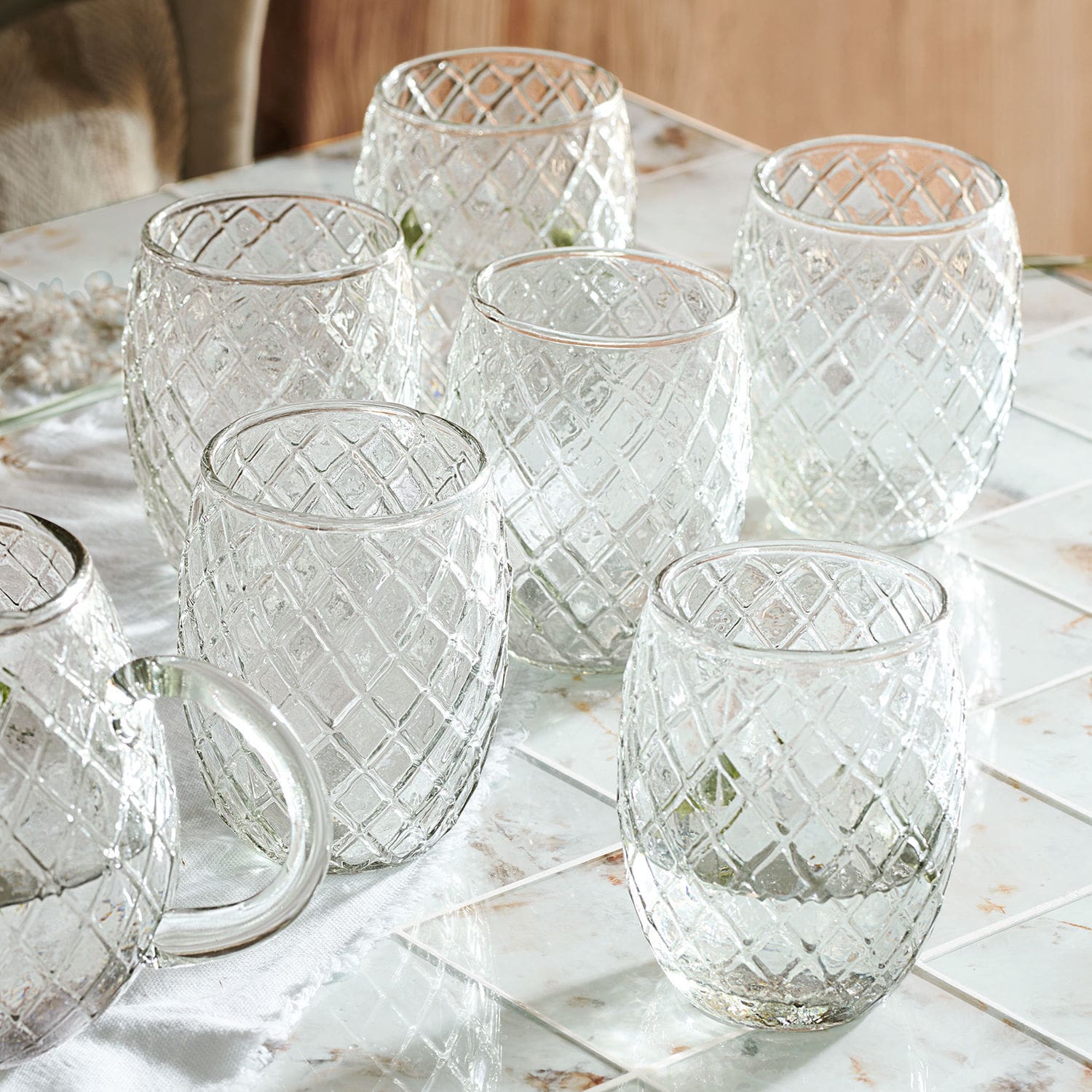 Lot de 6 verres Corrofin Verres transparents à motif losange en relief sur un comptoir en marbre pour boissons