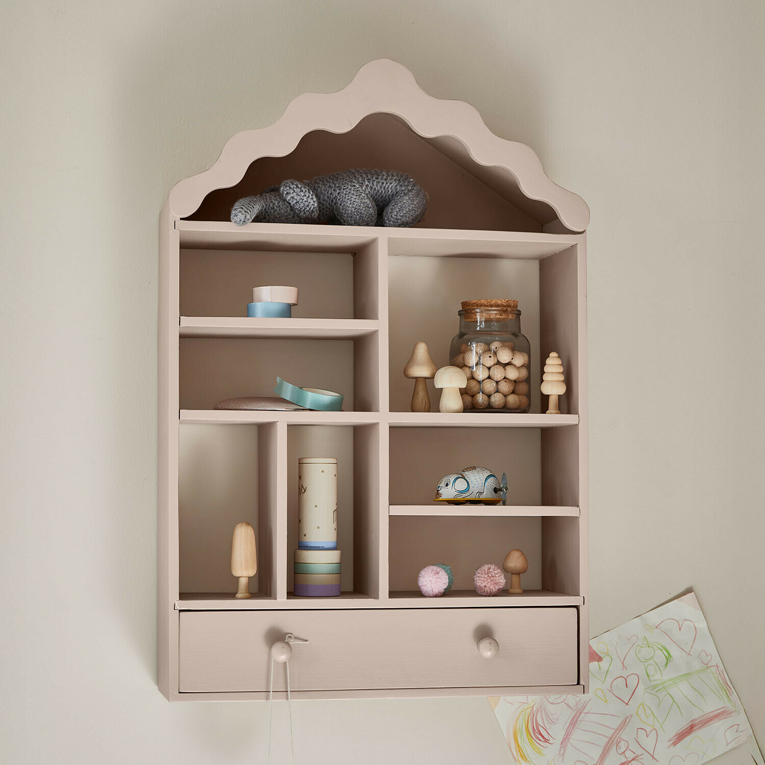 Étagère murale pour enfant Minnora Étagère murale beige en bois en forme de maison avec décorations et tiroir, rangement pour chambre d'enfant
