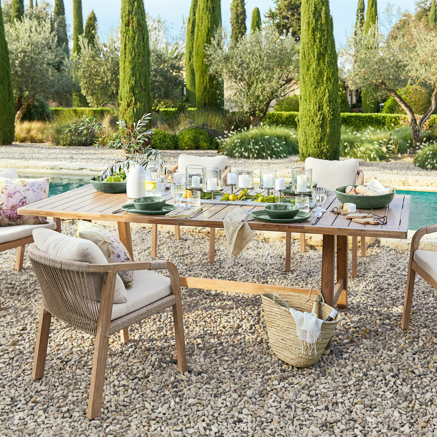 Table FSC®-100% Kennedy Ensemble de mobilier de jardin avec table en bois et chaises beige sur patio en gravier près de la piscine