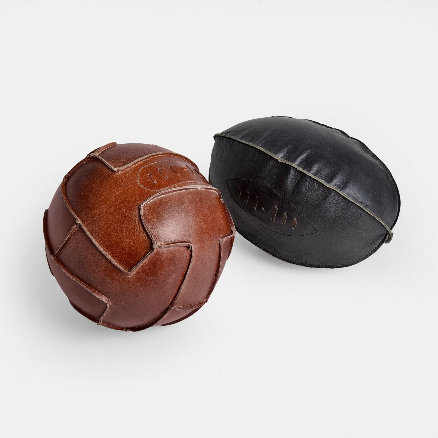 Decoratieve bal set van 2 Awanian Twee retro sportballen van bruin en zwart leer, klassieke vintage ballen