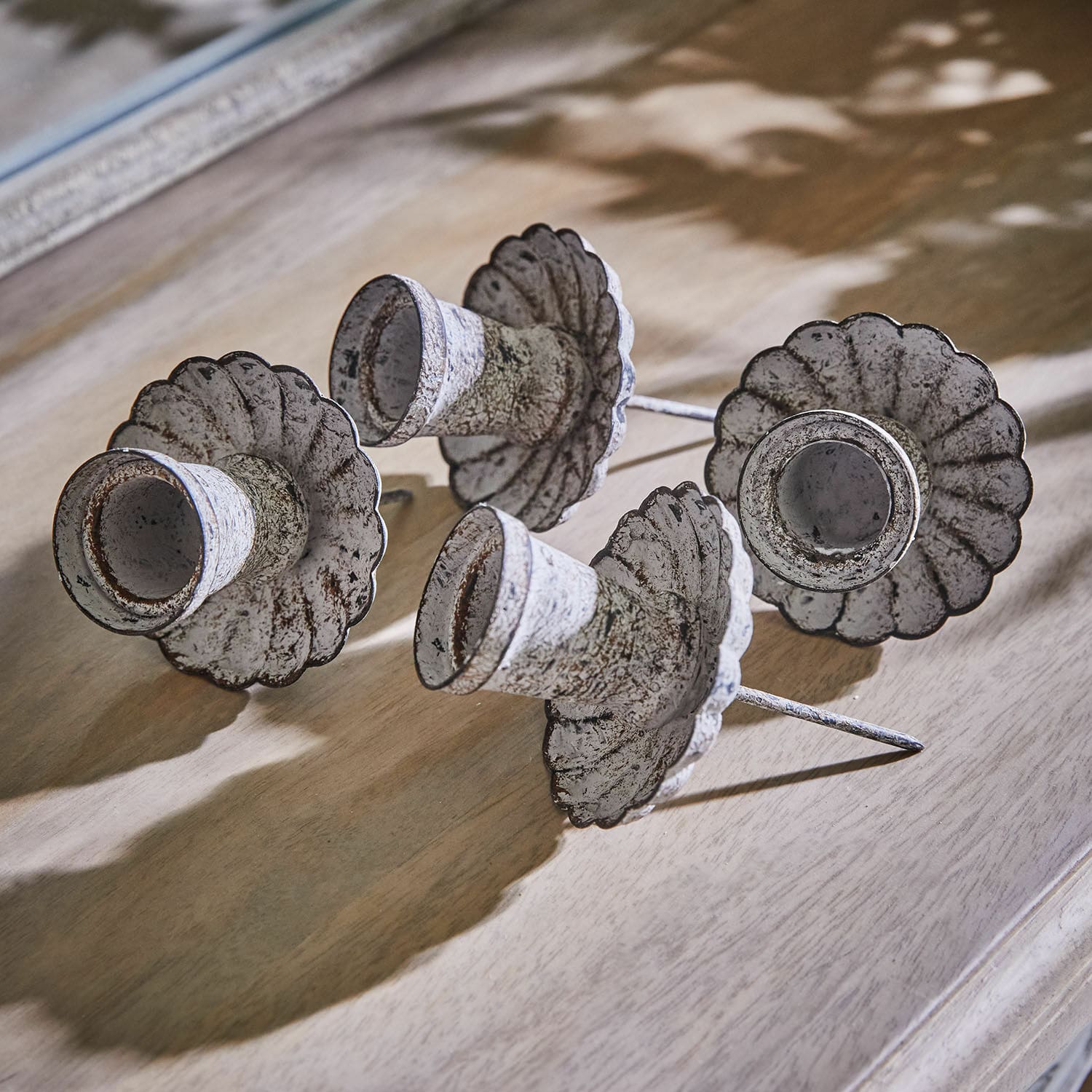 Lot de 4 bougeoirs à piquer Korraine Bougeoirs de jardin en métal blanc vieilli avec piques, décoration extérieure rustique