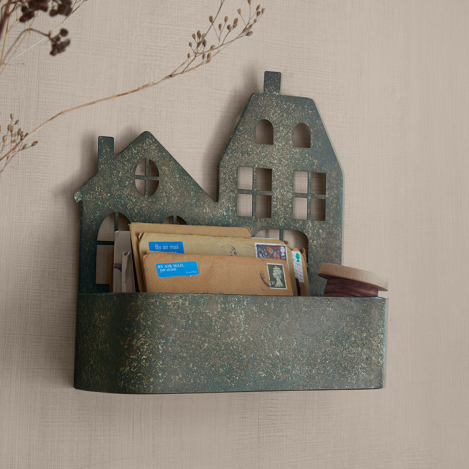 Wandorganizer Barnabies Groene metalen wandbrievenbus in huisvorm met ruimte voor post en decoratie