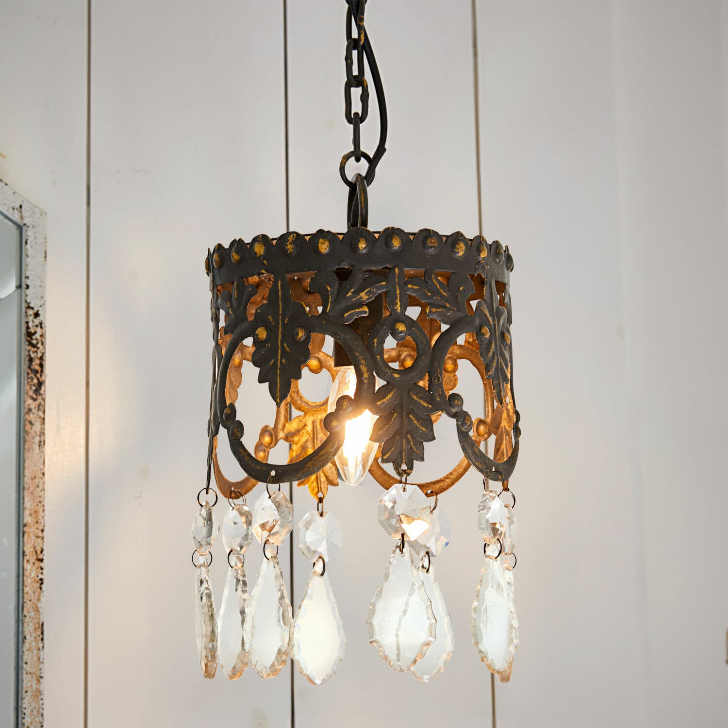 Suspension Mitry Suspension en métal noir et doré avec pampilles en cristal, lampe décorative pour intérieur élégant