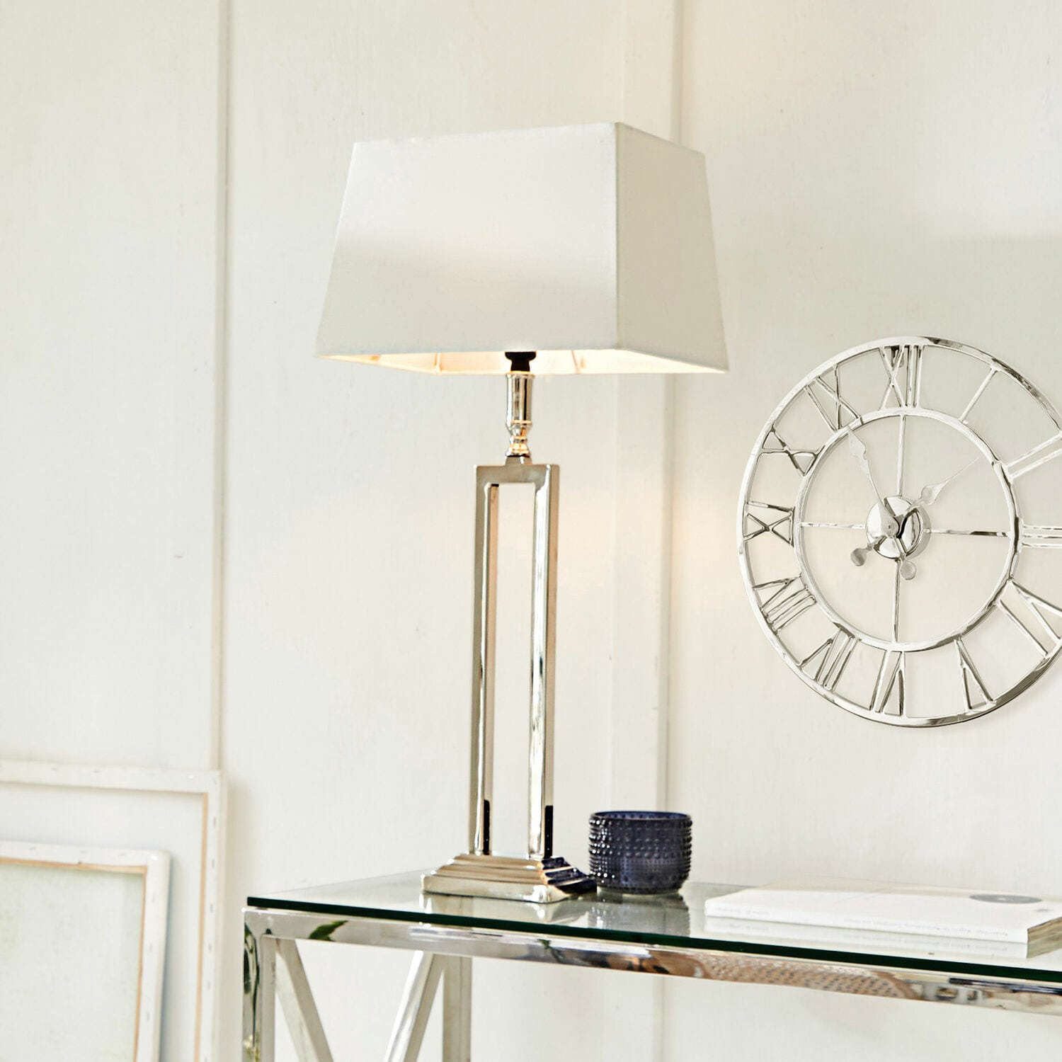 Lampe à poser Kinshaa Lampe de table moderne avec base en métal et abat-jour blanc sur une table en verre