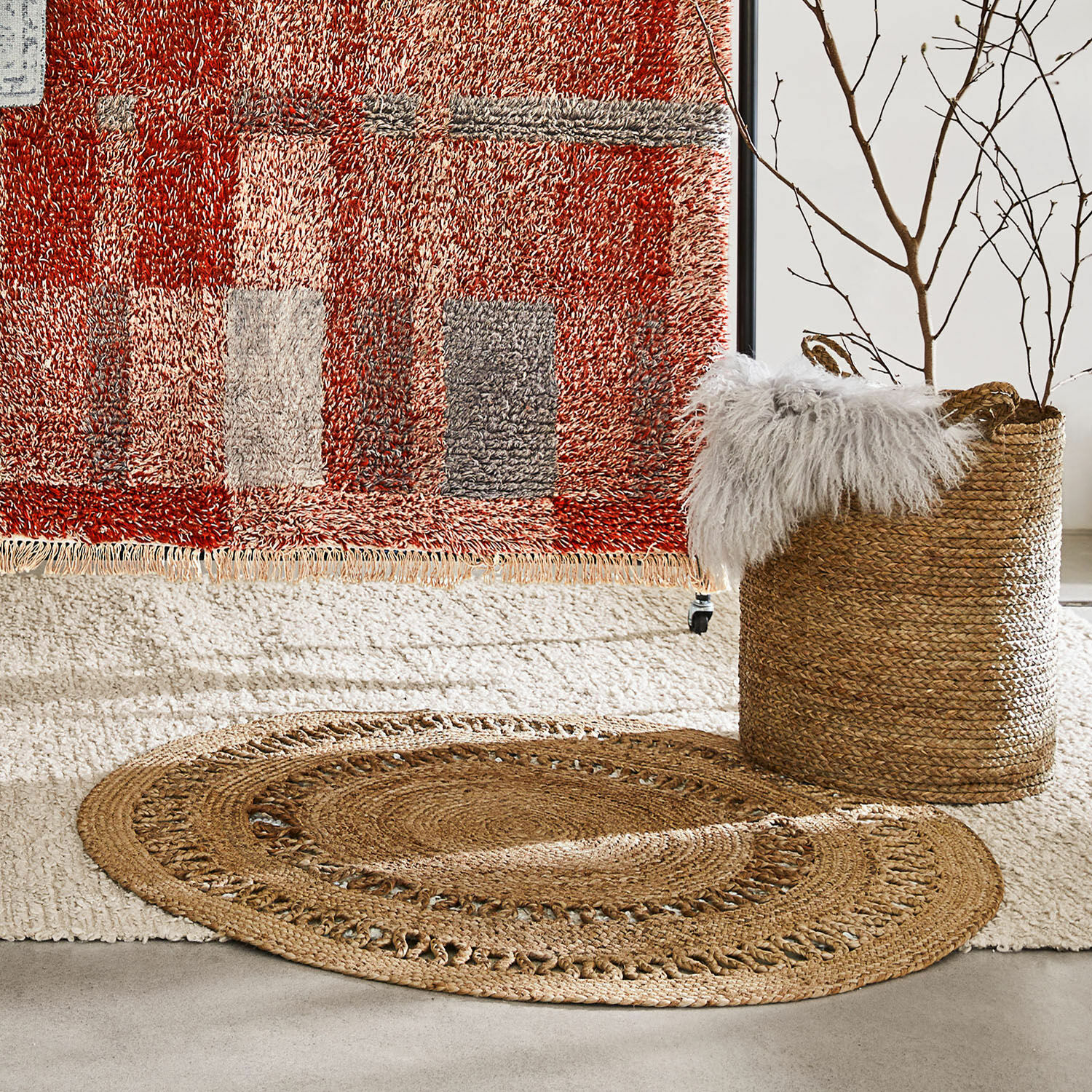 Vloerkleed Nymarion Ovale jute vloerkleed in natuurlijke kleur op lichte vloer met rood patroon op de achtergrond