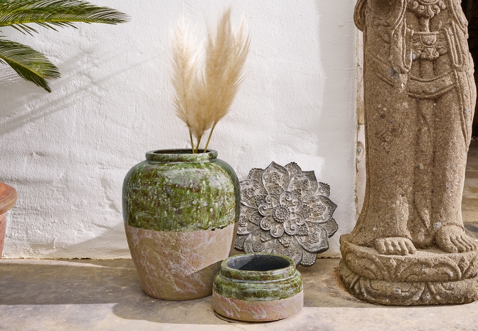 Vases orientaux en céramique vert et rose avec décoration en herbe de la pampa et sculpture en pierre