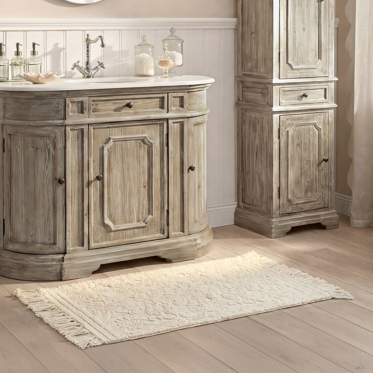 Vase 2er Set Dolcin Tapis de salle de bain crème avec franges sur parquet clair devant meubles en bois de pin