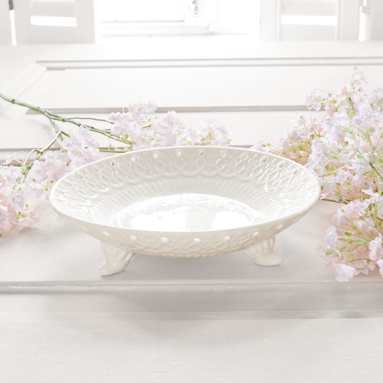 Coupe en céramique blanche sur pieds avec motif décoratif, accessoire déco intérieur