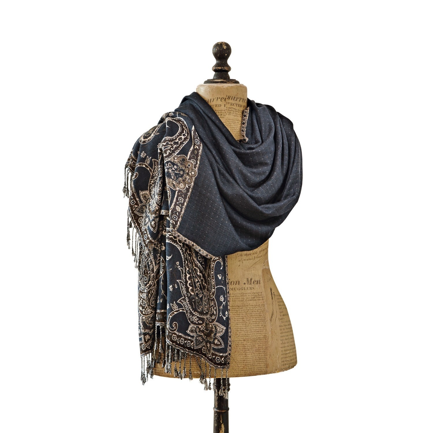 Étole Laine Écharpe bleu marine à motif paisley avec franges sur mannequin, tissu doux pour temps frais
