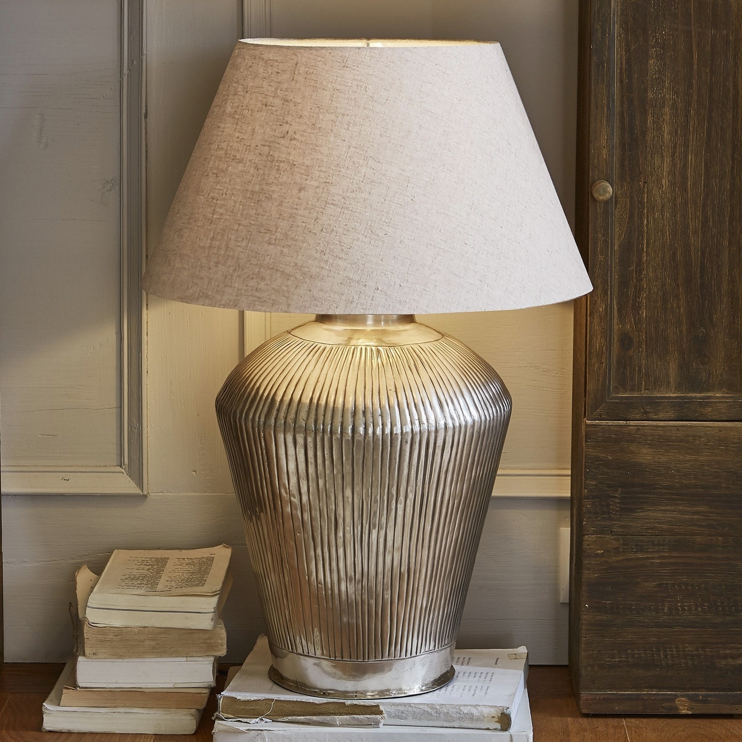 Lampe à poser Caulières Lampe de table avec base en métal cannelé et abat-jour beige, éclairage et décoration intérieure