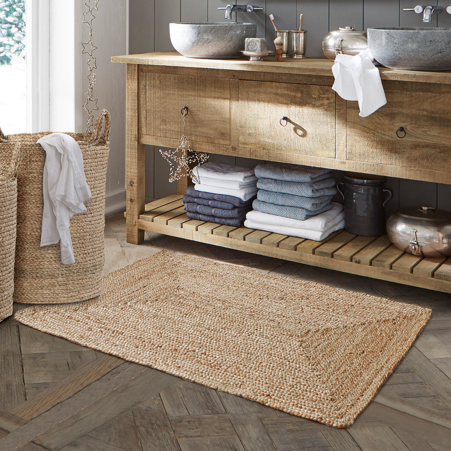 Badmat Busselton Beige badmat van natuurlijke jute op houten vloer naast gevlochten wasmand
