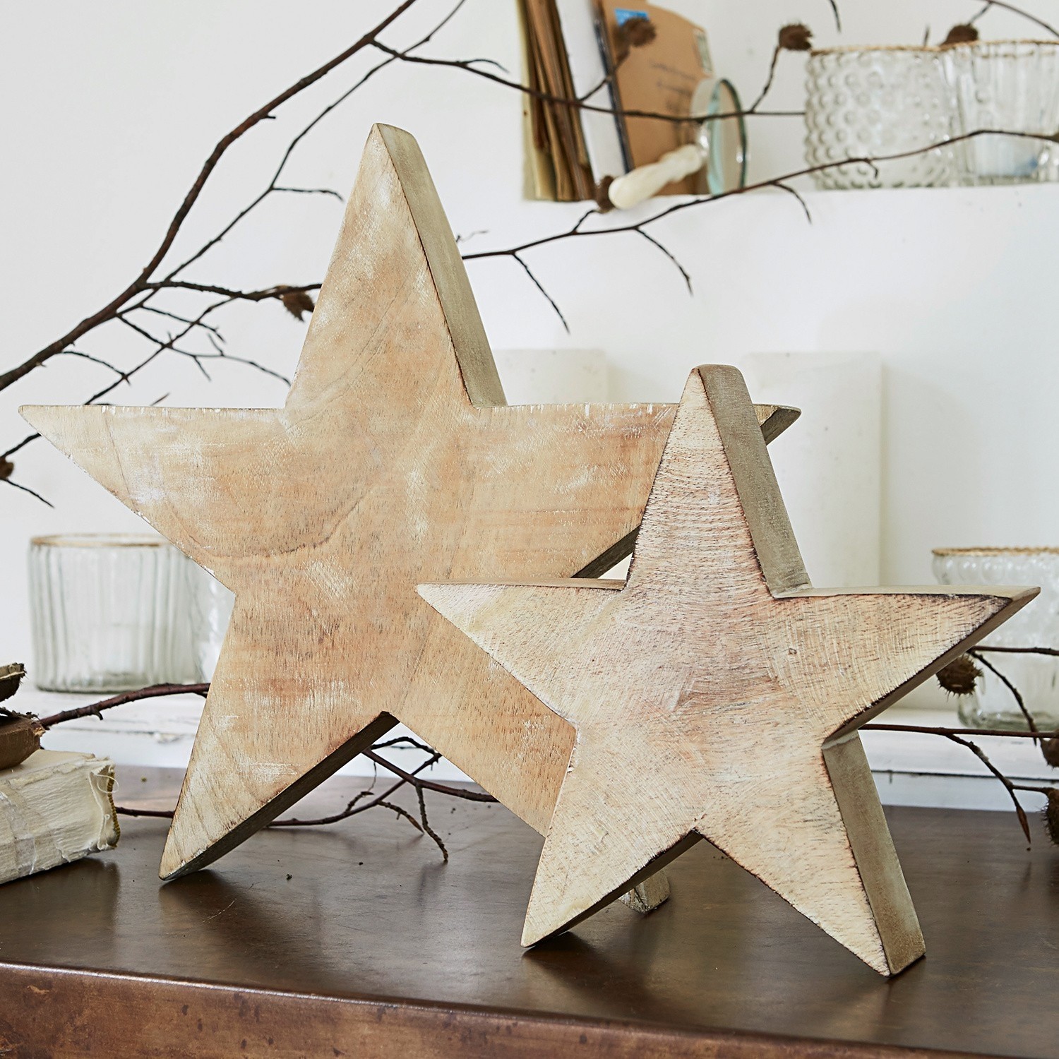 Étoiles décoratives en bois couleur naturelle posées sur une table, décoration intérieure rustique
