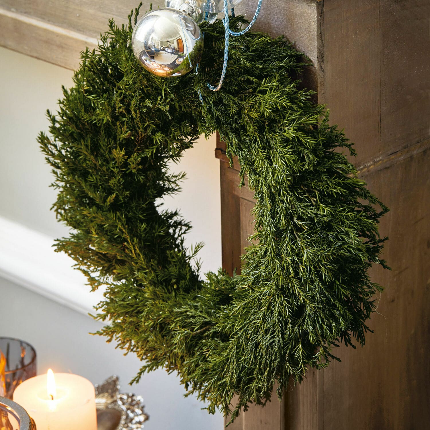 Krans Tarbes Groene kerstkrans van dennentakken met zilveren bal, feestelijke decoratie