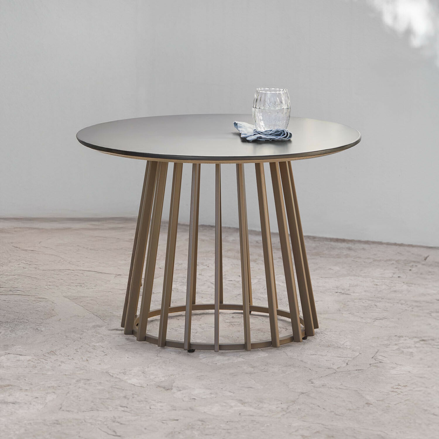 Ronde tafel met beige metalen onderstel en grijs mat tafelblad, modern design