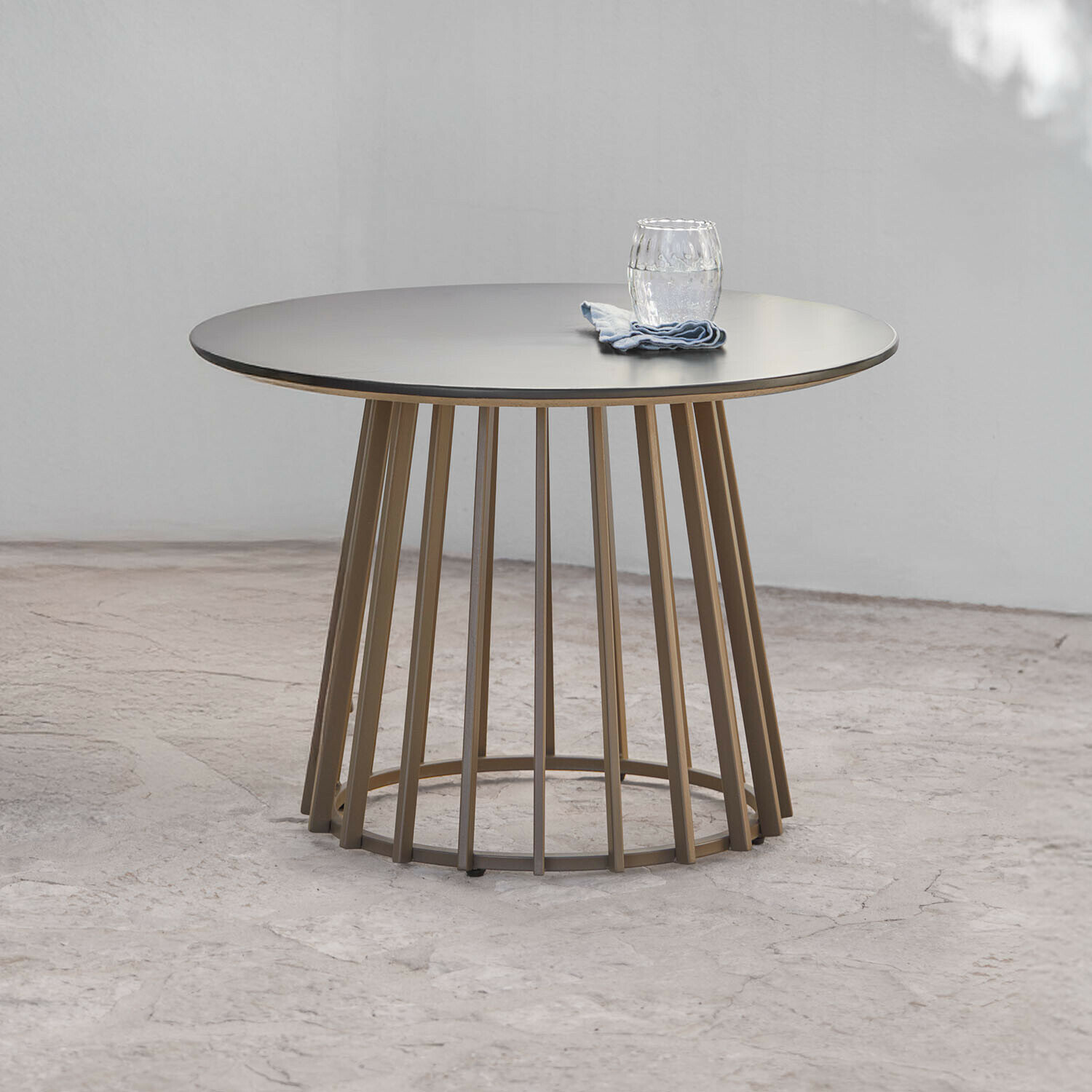 Table d"appoint Olianne Table ronde avec base en métal beige et plateau gris mat, design moderne et épuré