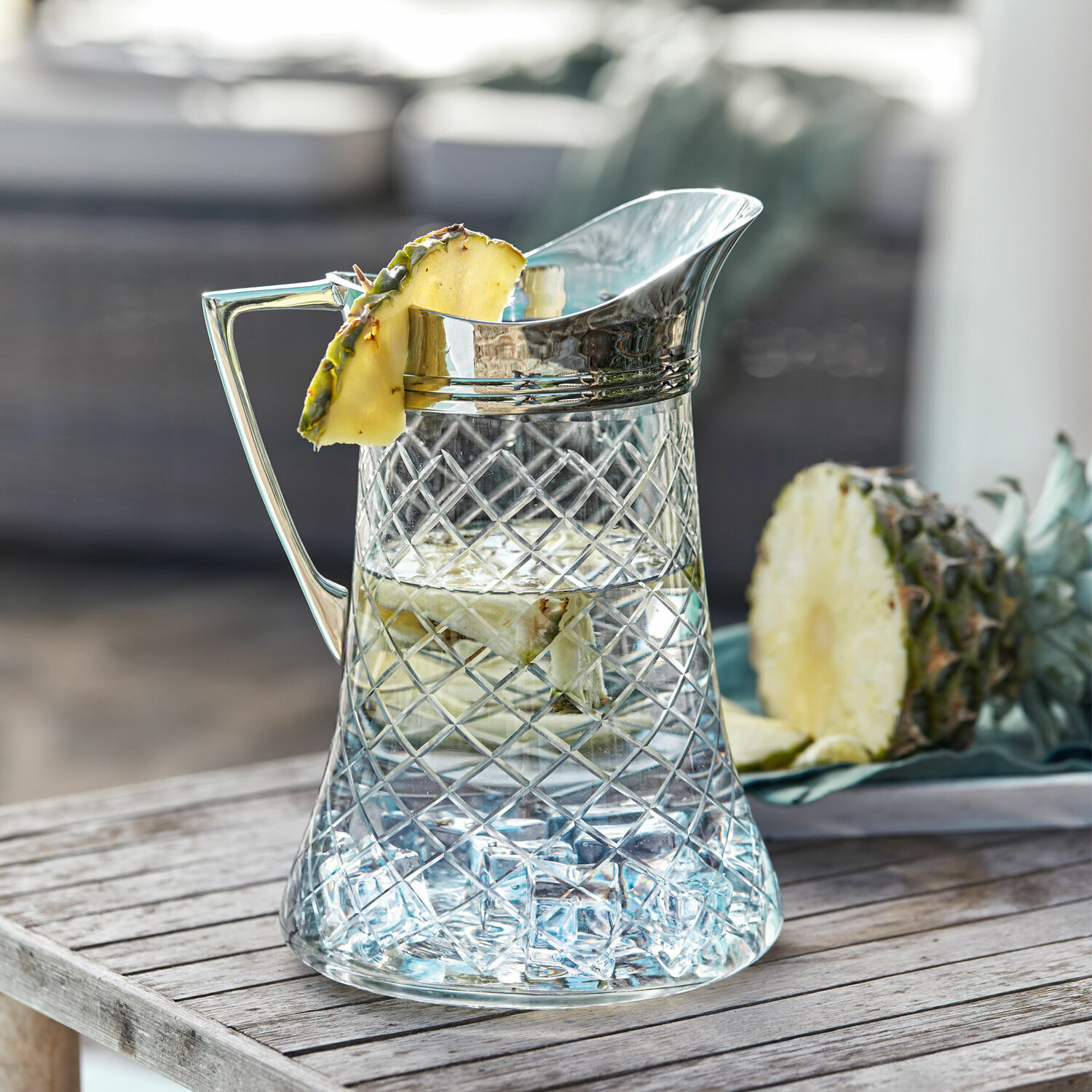 Pichet Meloisey Carafe en verre avec poignée en métal et motif en losange, remplie d'eau, glace et tranches d'ananas
