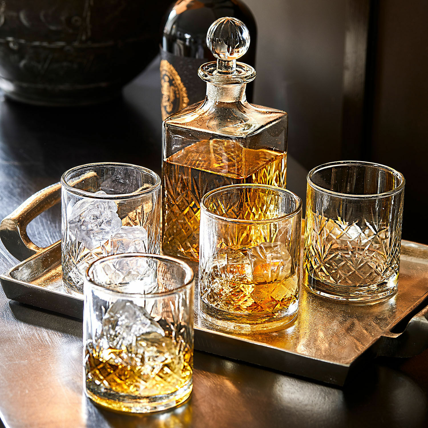 Karaf met set van 4 glazen Kerrington Whiskyset van glas met karaf en vier glazen op dienblad, transparant kristalontwerp