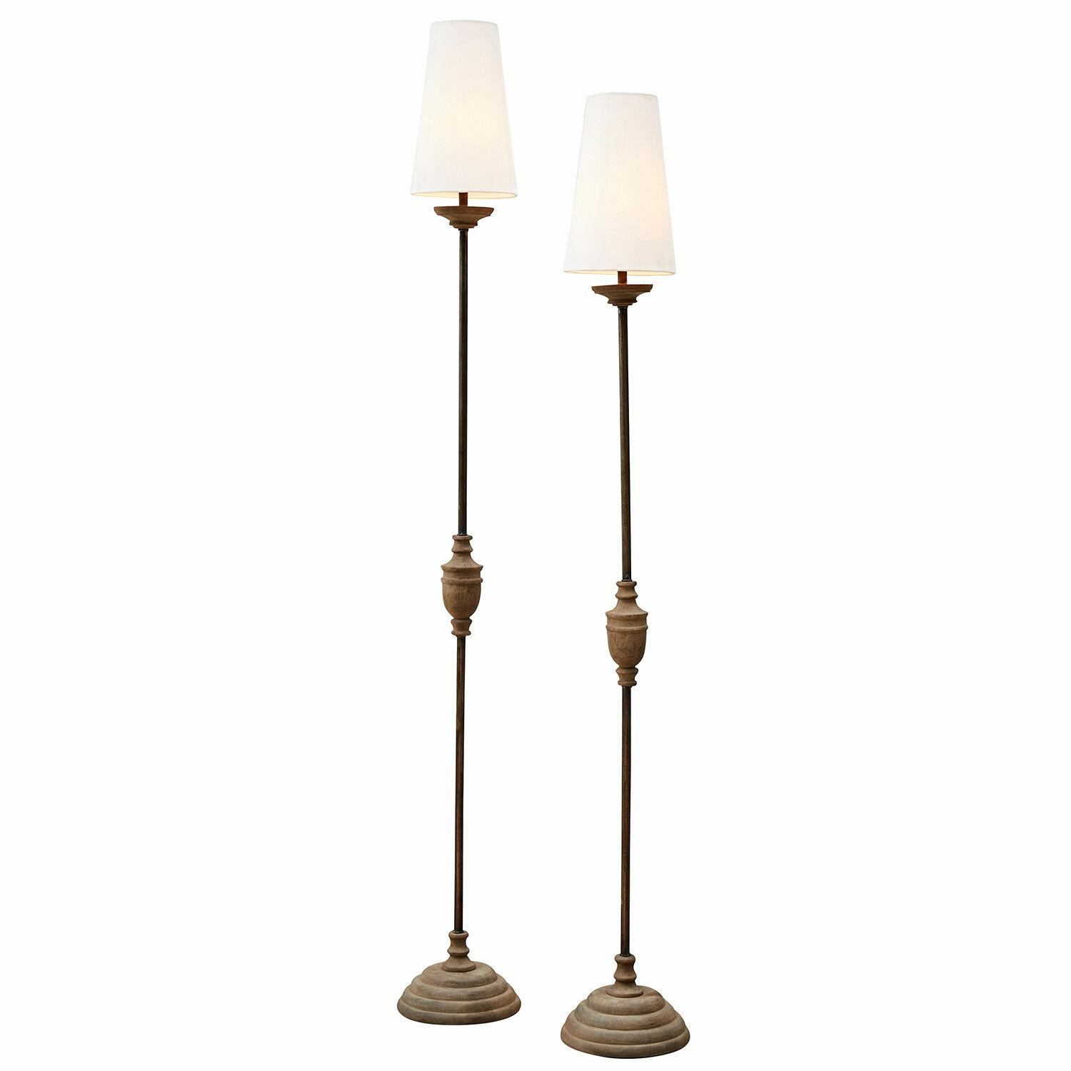 Staande lamp set van 2 Abigail Set van twee hoge vloerlampen met metalen en houten onderdelen en witte lampenkappen