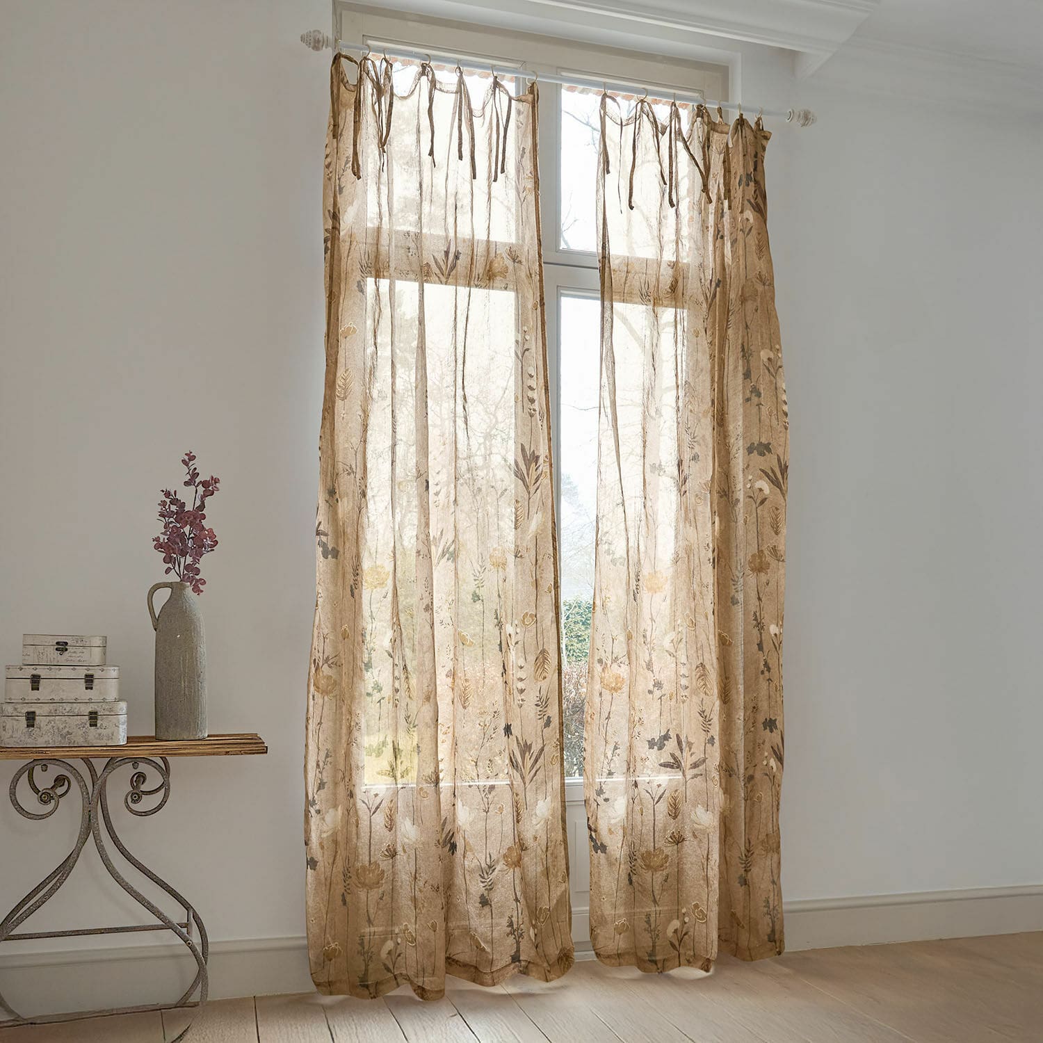 Gordijn Norivelle Transparante linnen gordijnen in beige met bloemenpatroon voor raamdecoratie