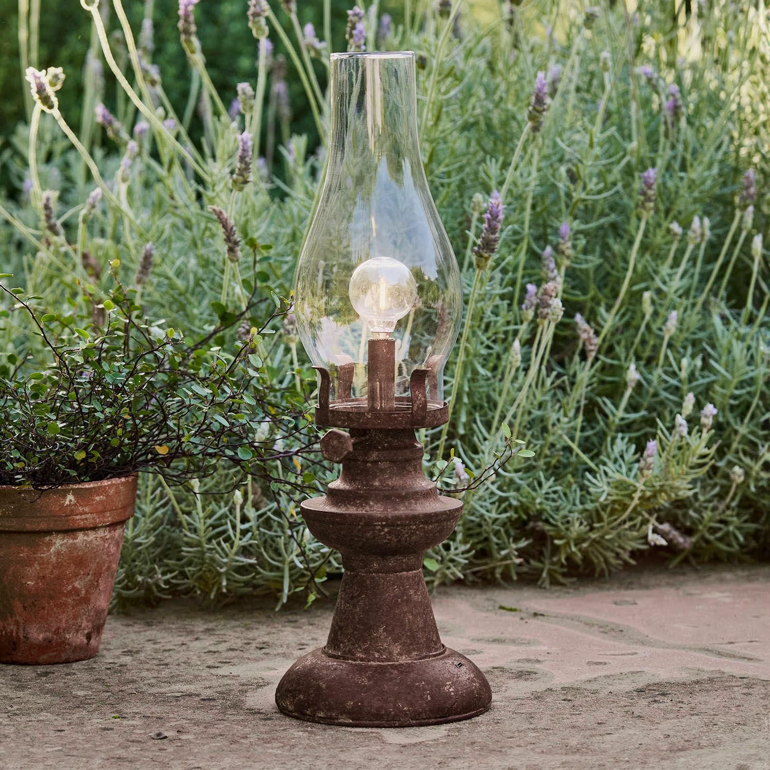Lanterne LED rechargeable Chexbres Lanterne de jardin en métal brun rustique avec abat-jour en verre transparent