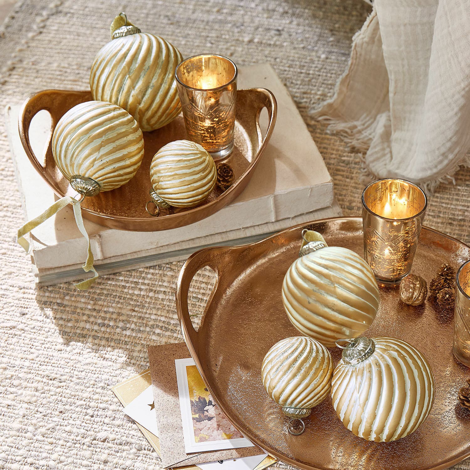 Lot de 6 boules de Noël Frasetta Plateaux dorés avec boules de Noël blanches et bougies décoratives sur tapis naturel