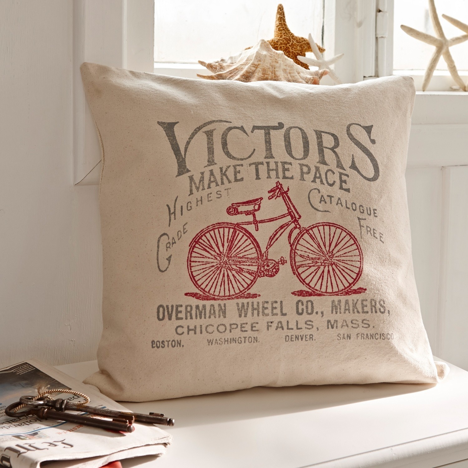 Coussin beige en coton avec impression vélo vintage, décoration intérieure rétro et confortable