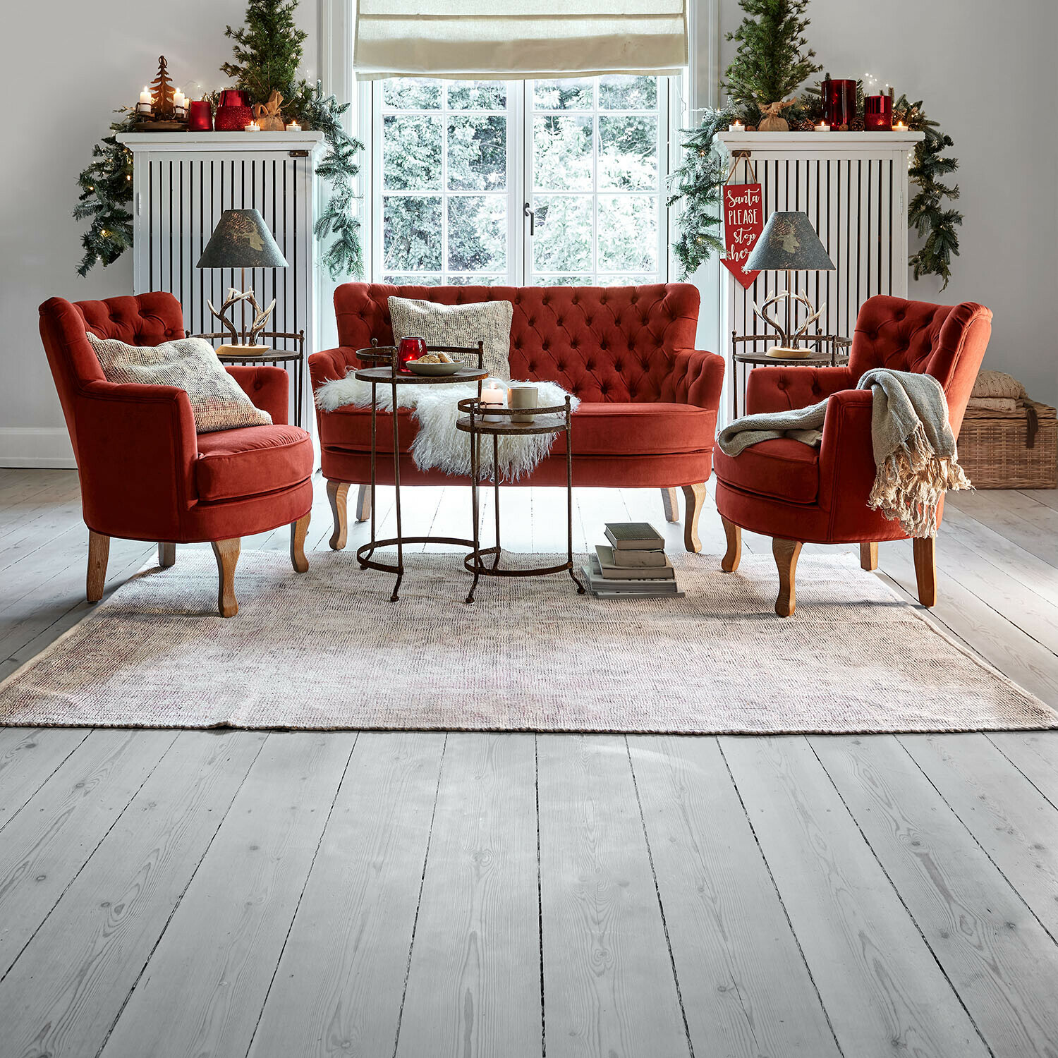 Tapis Kaelun Ensemble de fauteuils et canapé en velours rouge avec pieds en bois sur tapis clair dans un salon lumineux