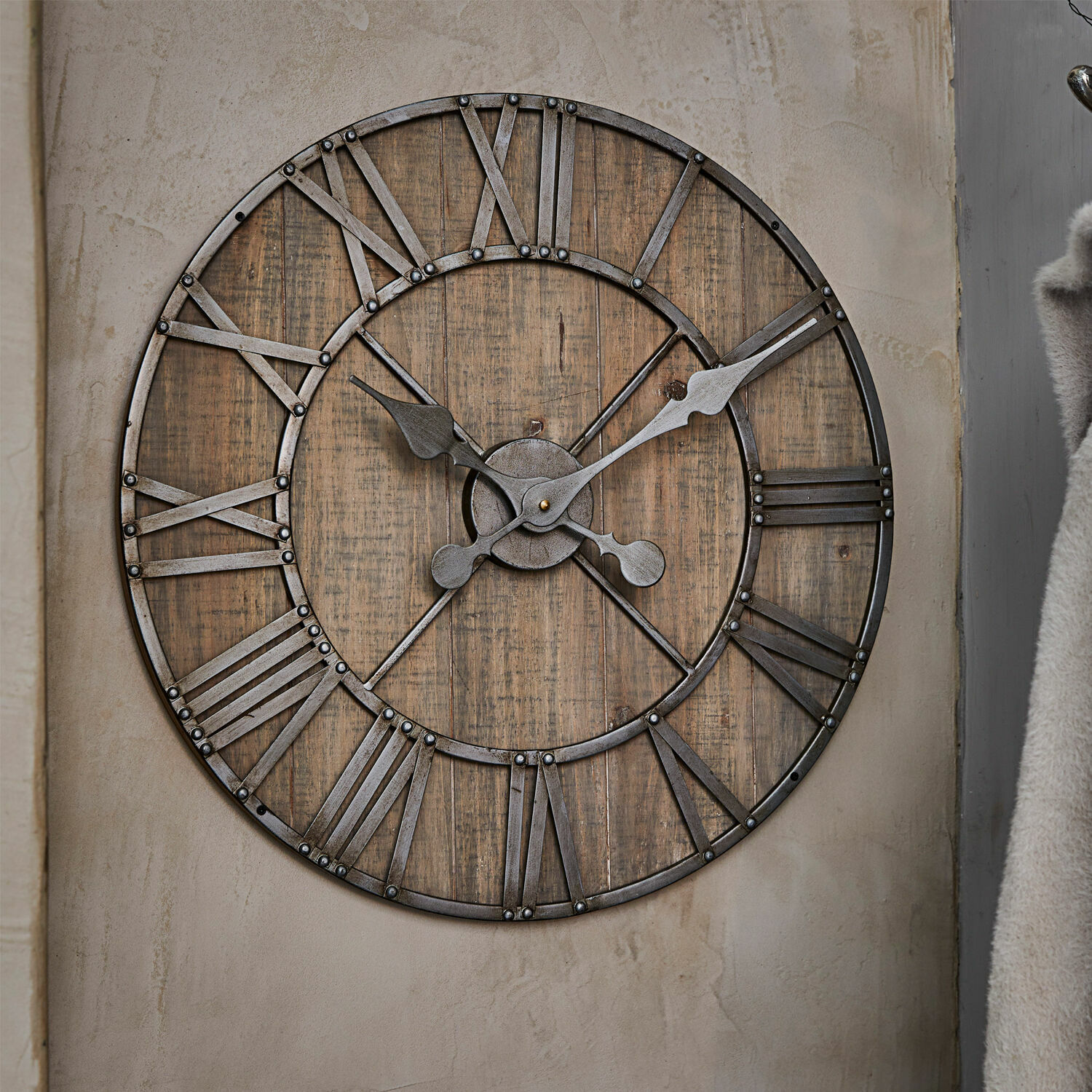 Horloge Caldwell Grande horloge murale en bois et métal style vintage avec chiffres romains pour décoration intérieure