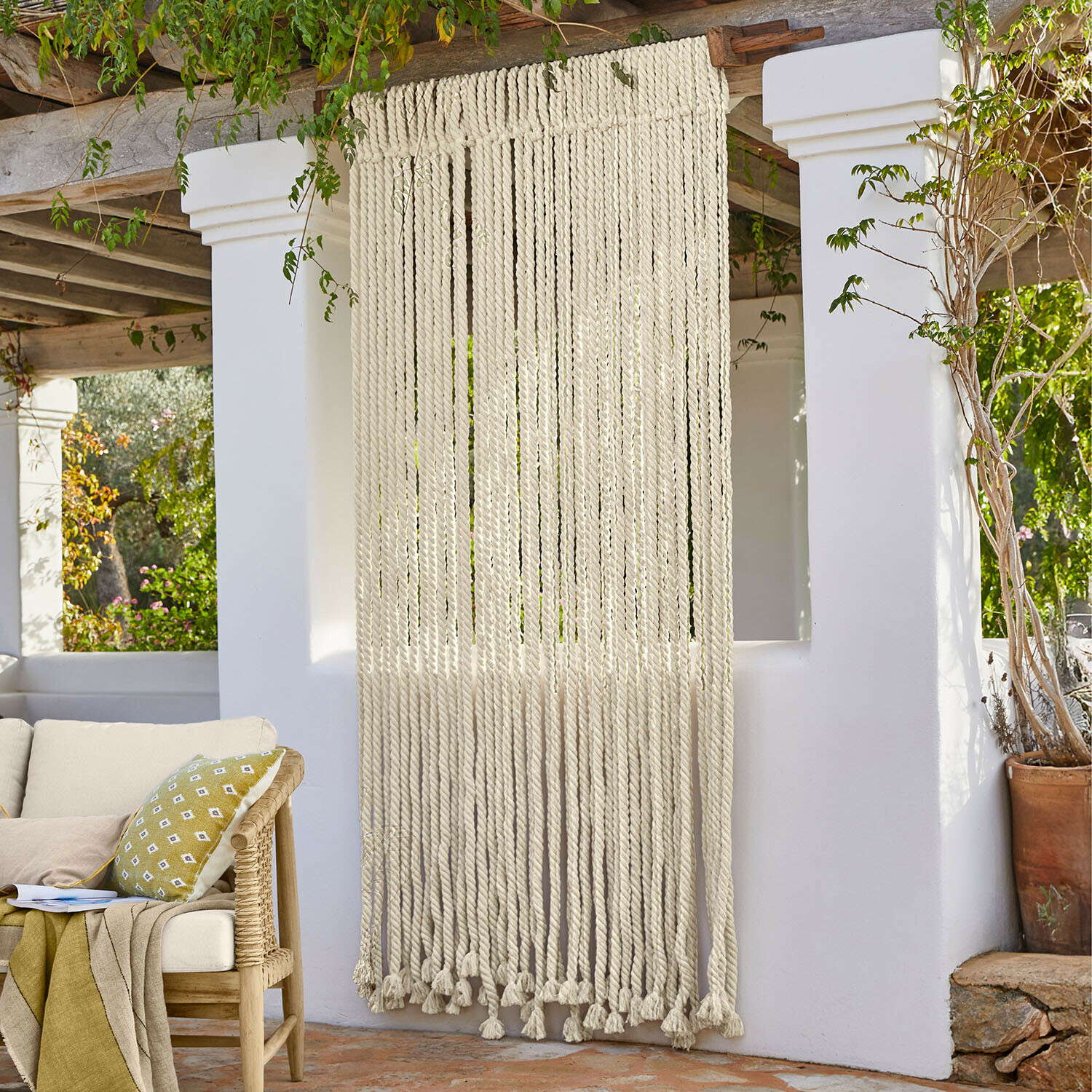 Rideau de cordes Trésalya Rideau décoratif en cordes épaisses blanches en coton style bohème sur terrasse extérieure