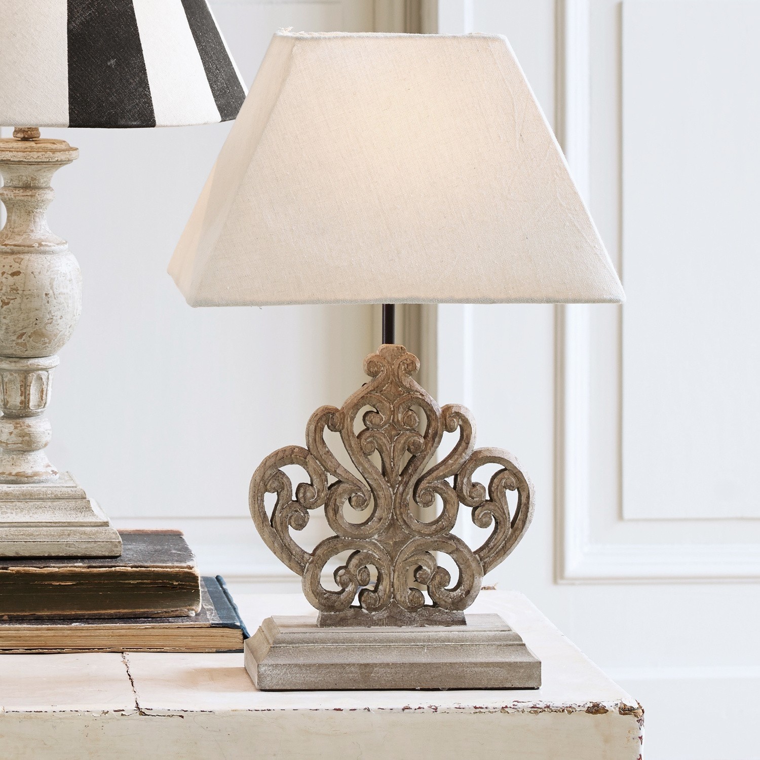 Tafellamp Tamee Tafellamp met beige kap en gesneden houten voet in vintage stijl voor interieurdecoratie