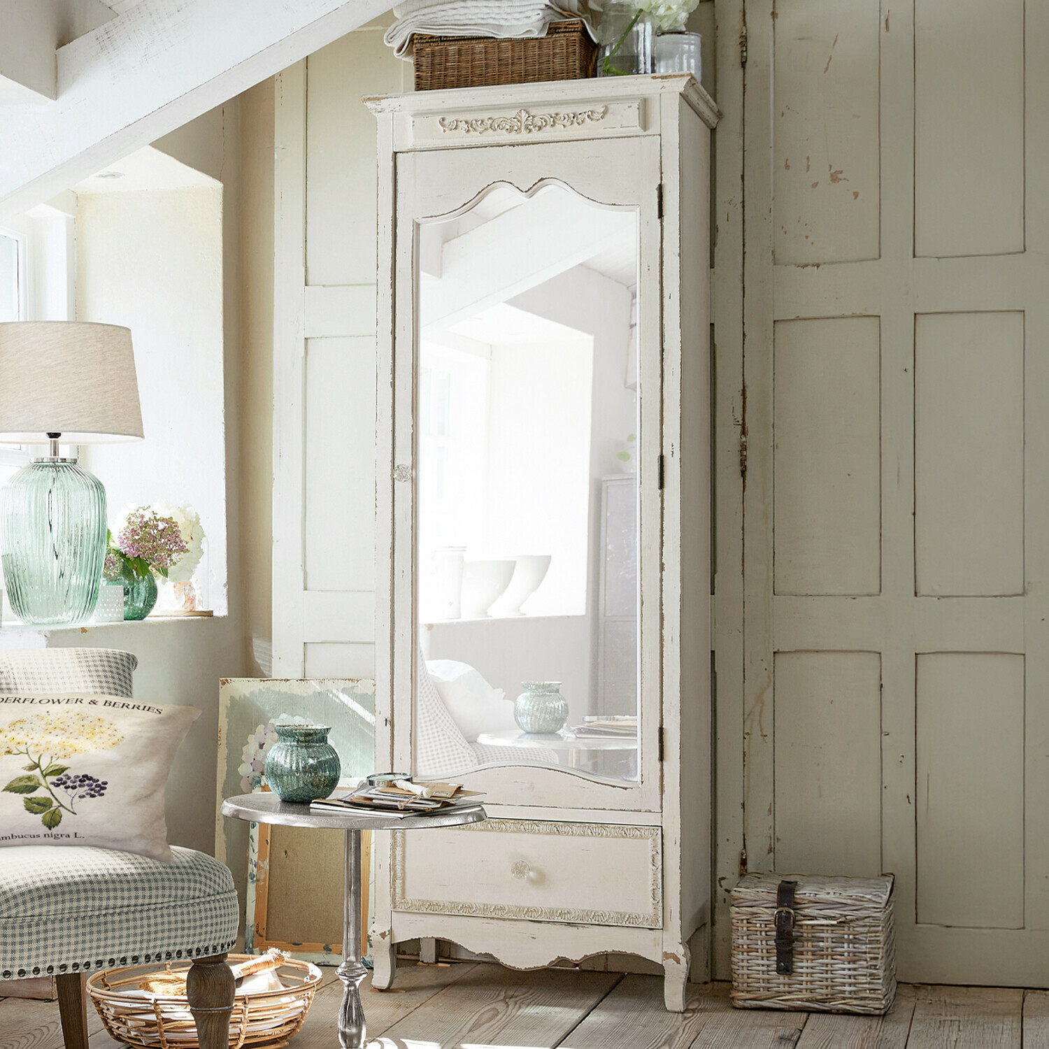 Armoire Armoire en bois blanc avec miroir style vintage dans un intérieur lumineux et décoré avec soin