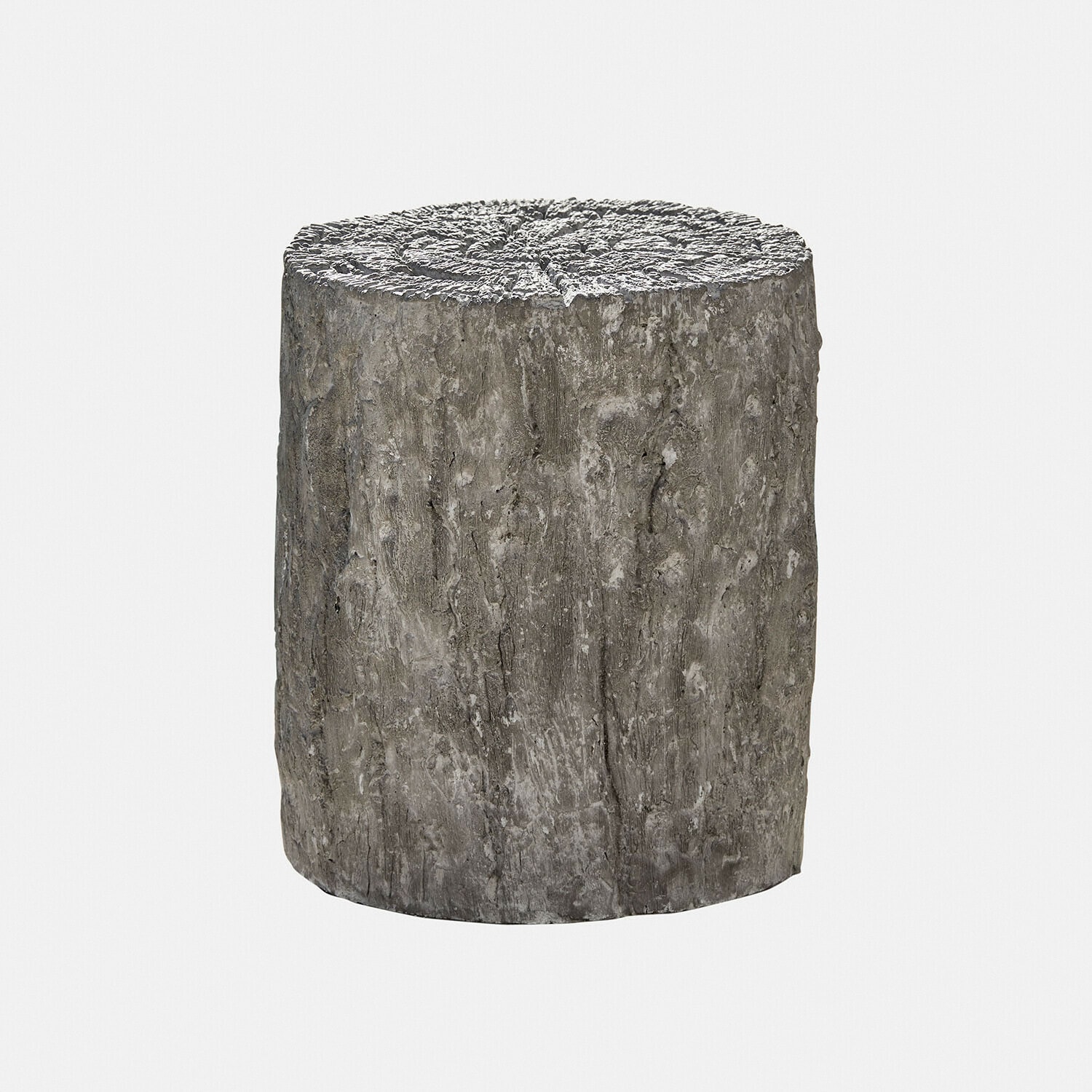 Tabouret décoratif imitant un tronc d'arbre en matériau gris avec texture bois