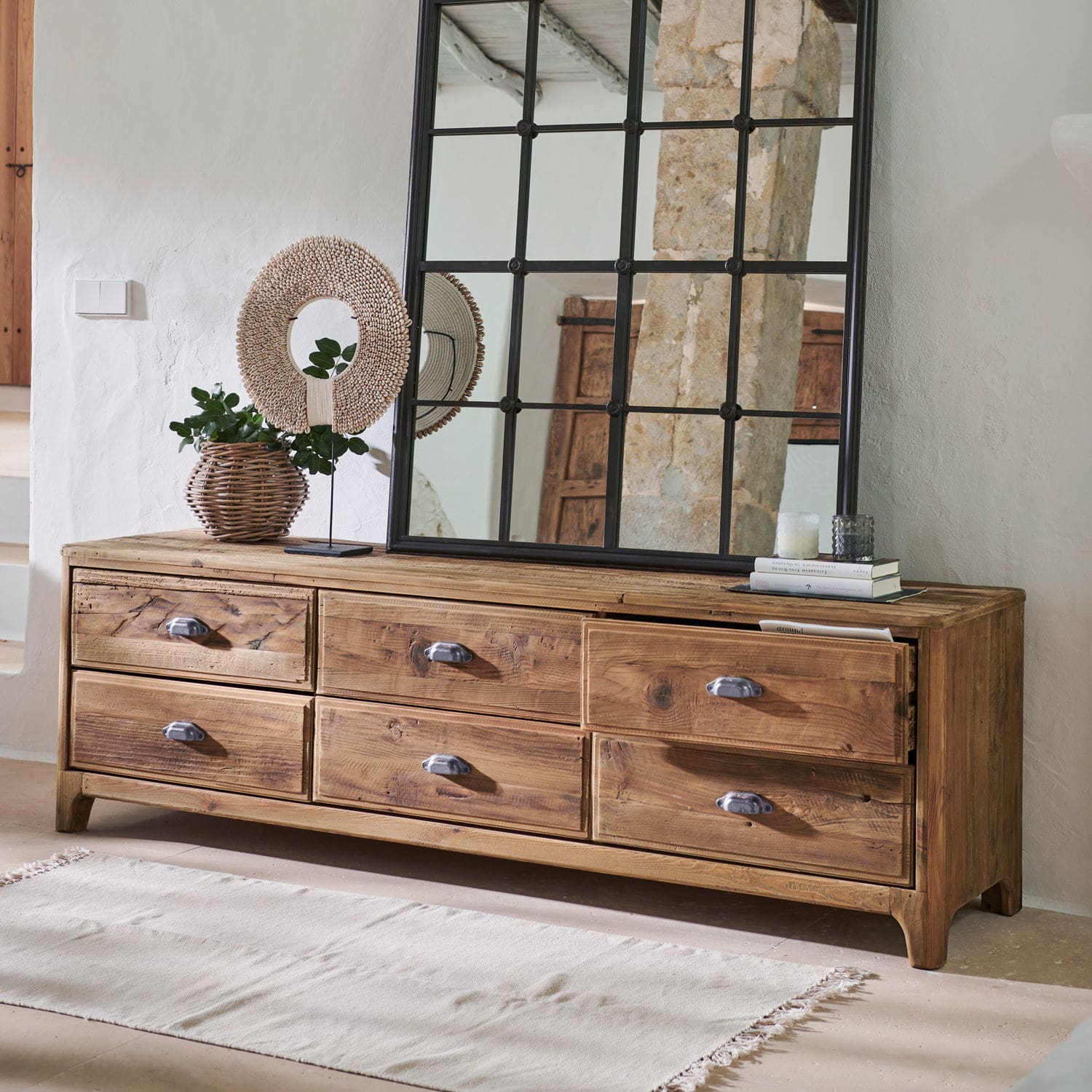 Ladekast Wittfield Rustieke dressoir van natuurlijk hout met zes lades en metalen handgrepen in warme stijl