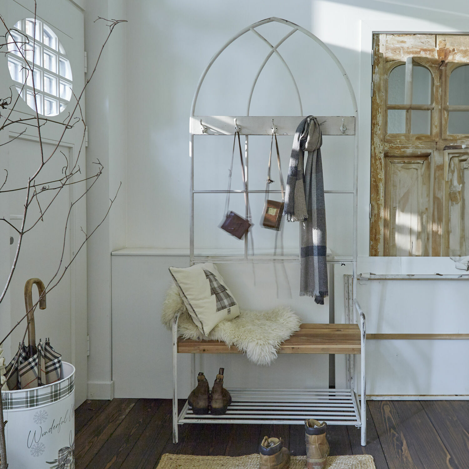 Garderobekast Oliviette Witte metalen bank met houten zitting en vintage kapstokken voor hal