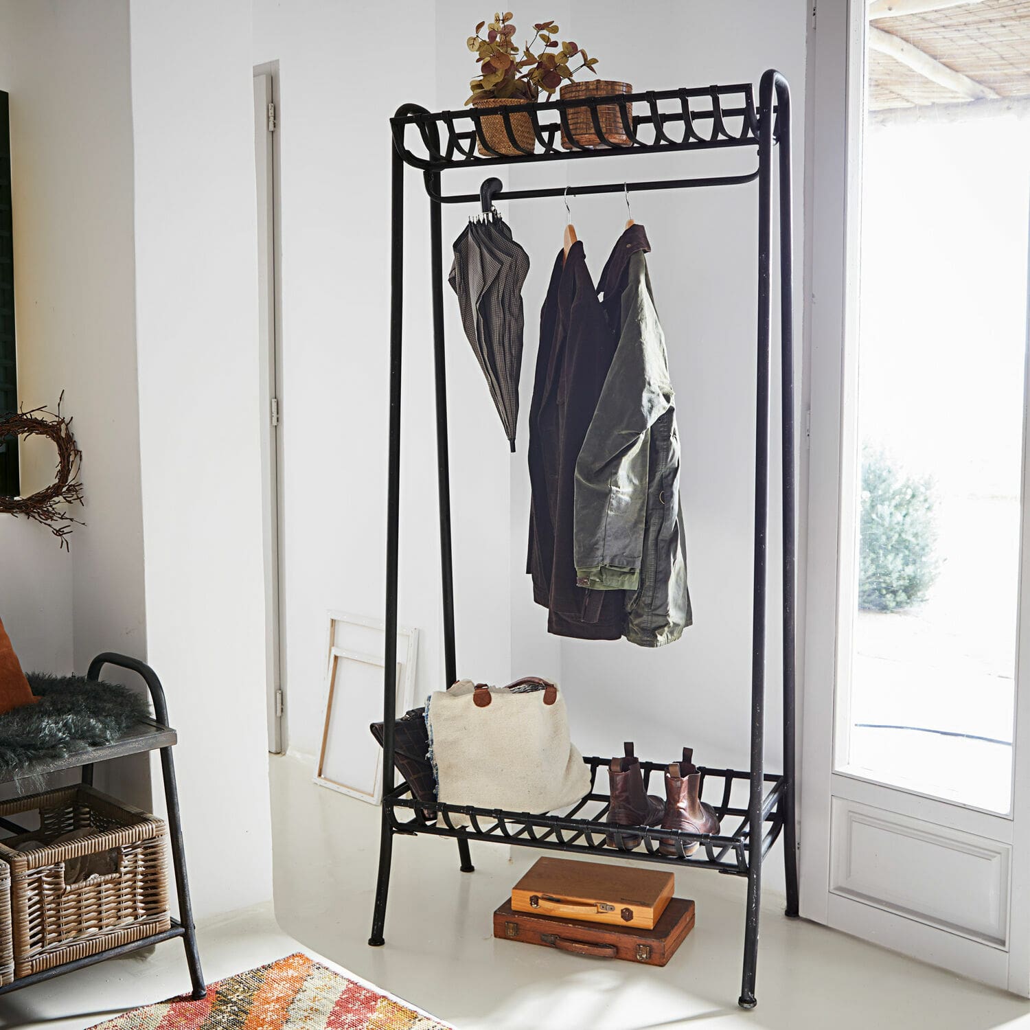 Garderobe Downey Zwarte metalen kapstok met planken voor schoenen en accessoires in lichte kamer
