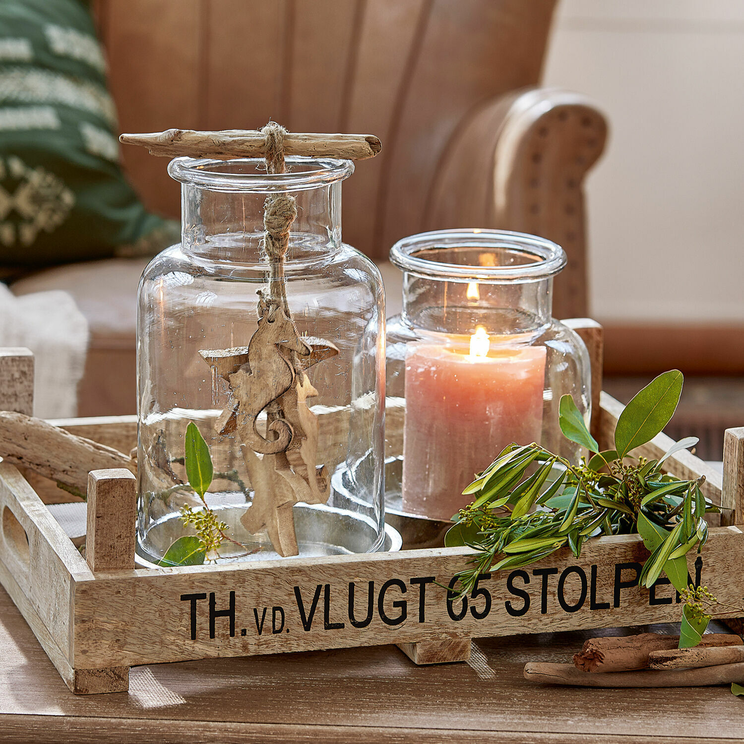 Lot de 2 photophores Emphoria Plateau en bois avec bougeoirs en verre transparent et décoration de feuilles vertes sur table en bois