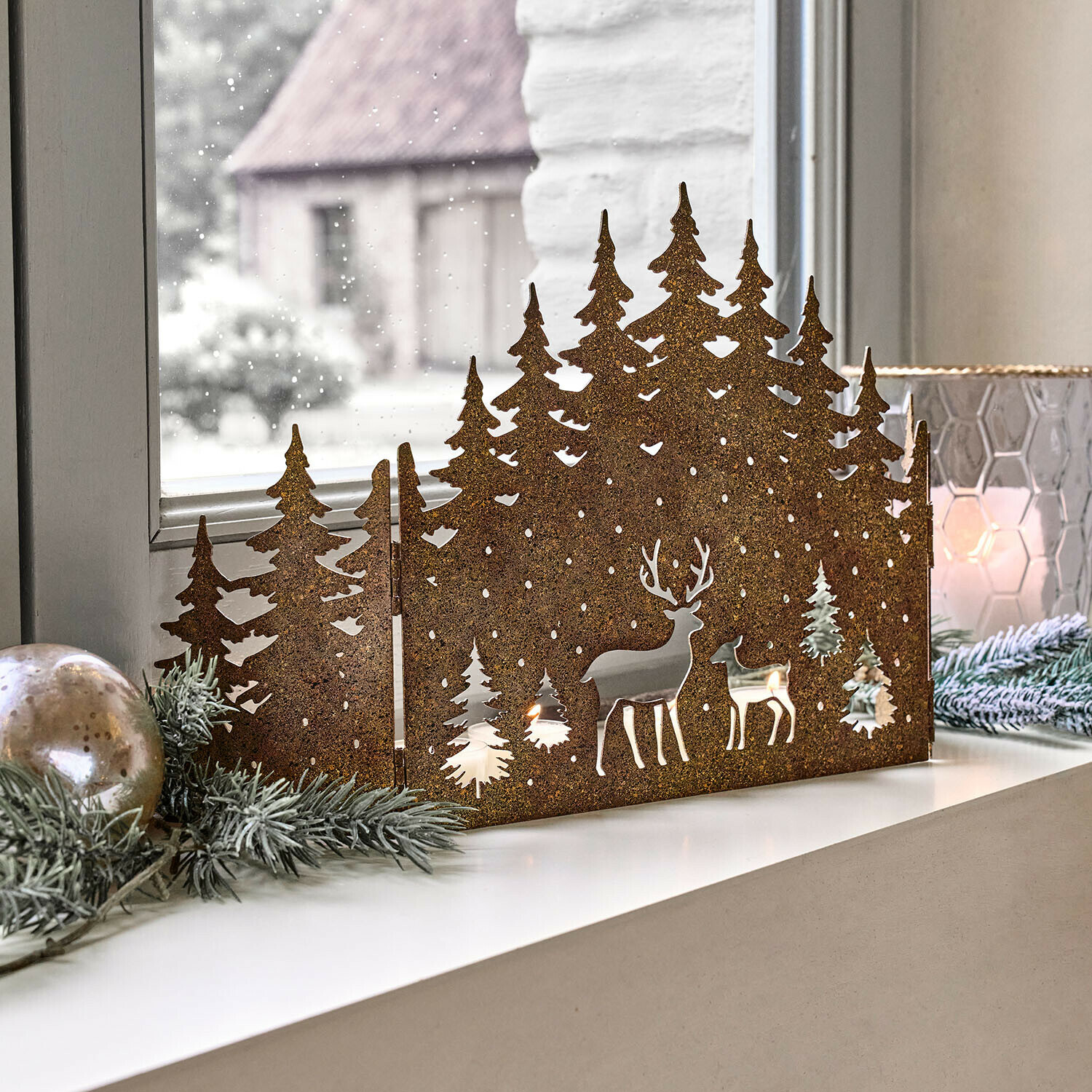Decoratieve shutter Solenda Kerstdecoratie van roestig metaal met herten en dennenbomen op vensterbank
