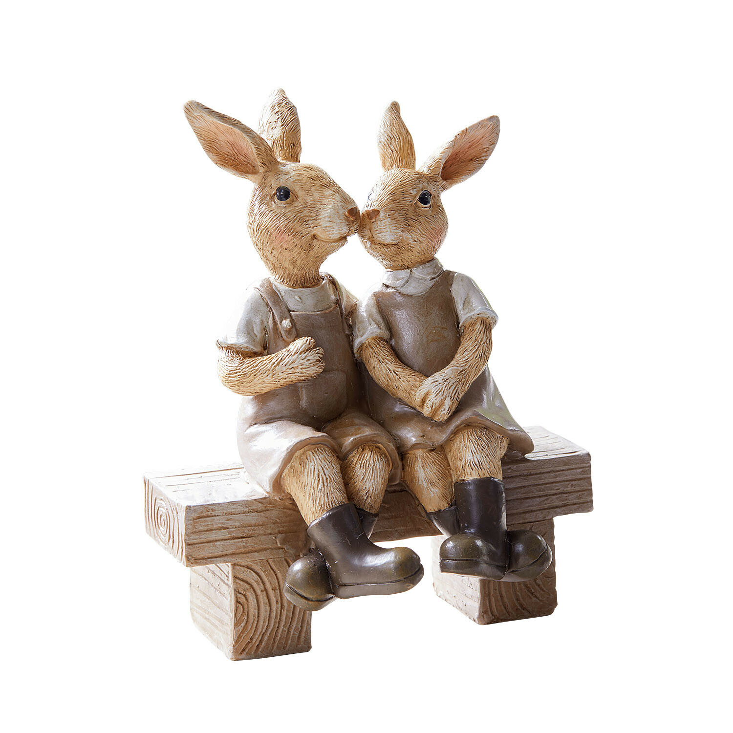 Haasjes Faylin Beeldjes van twee konijnen van hars in beige kleding zittend op houten bankje lente decoratie