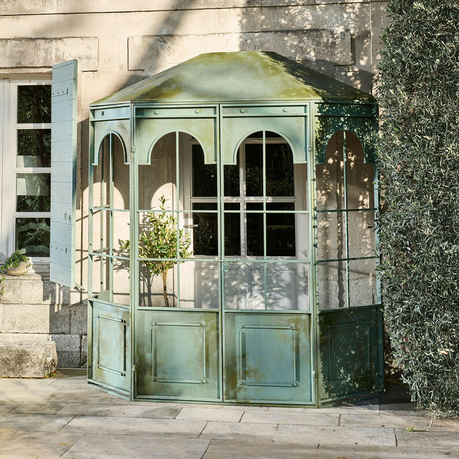 Serre sur pieds Pontivain Kiosque de jardin en métal vert avec panneaux vitrés et toit, parfait pour espace extérieur
