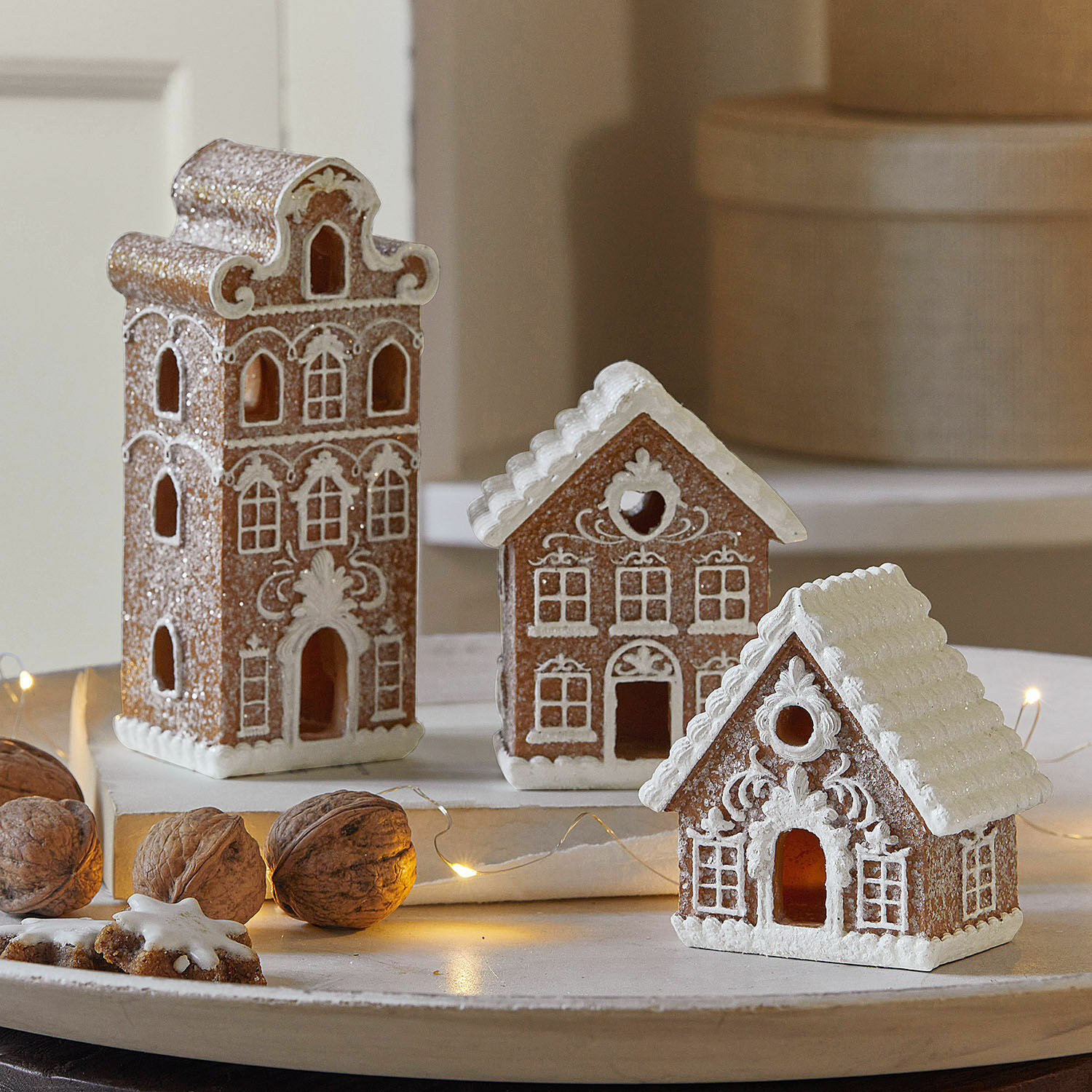 Lot de 3 maisons décoratives Gabin Maisons en pain d'épices décoratives avec glaçage blanc pour décoration de table festive