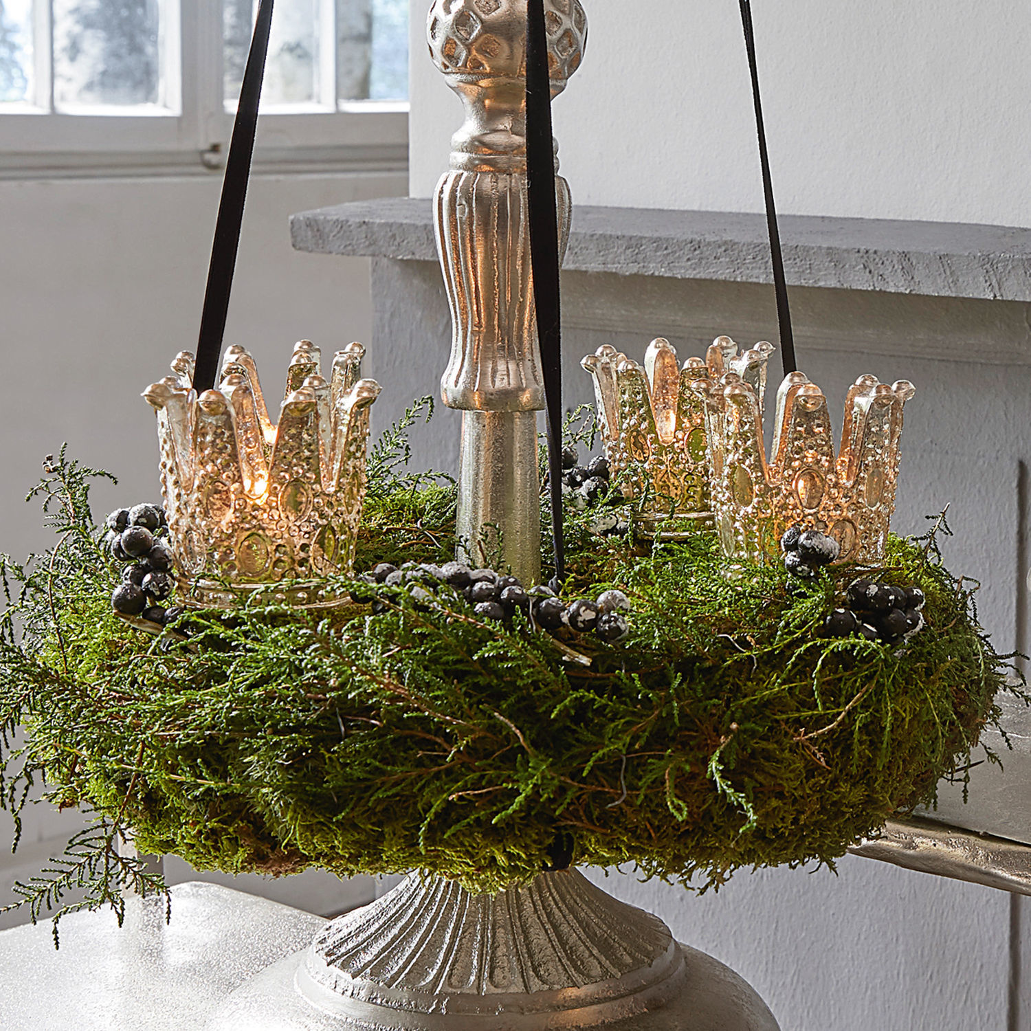 Lot de 4 photophores à piquer Melina Bougeoir décoratif en laiton avec mousse verte et baies noires pour intérieur élégant