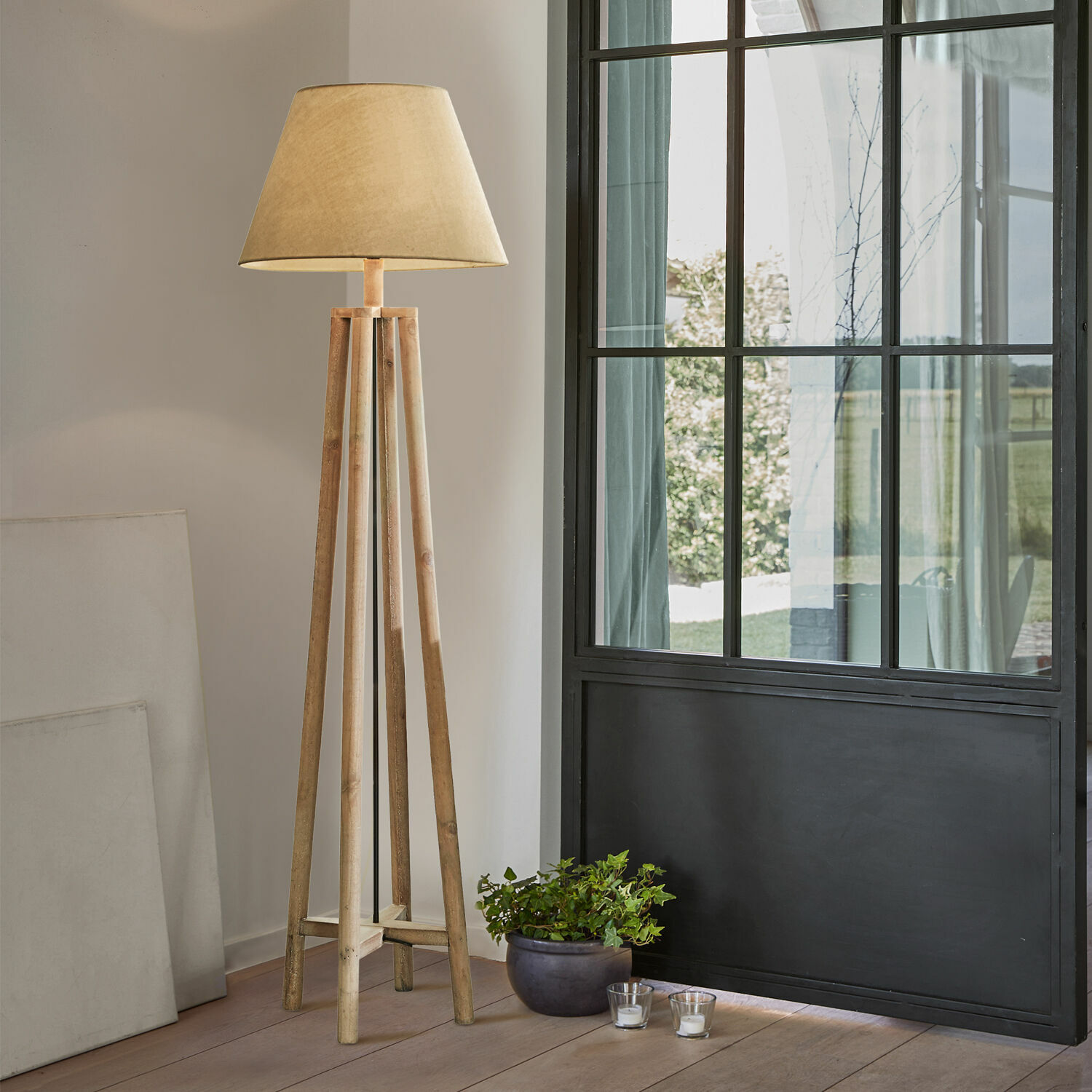 Lampadaire Edgewood Lampadaire en bois avec abat-jour beige dans un intérieur moderne et lumineux
