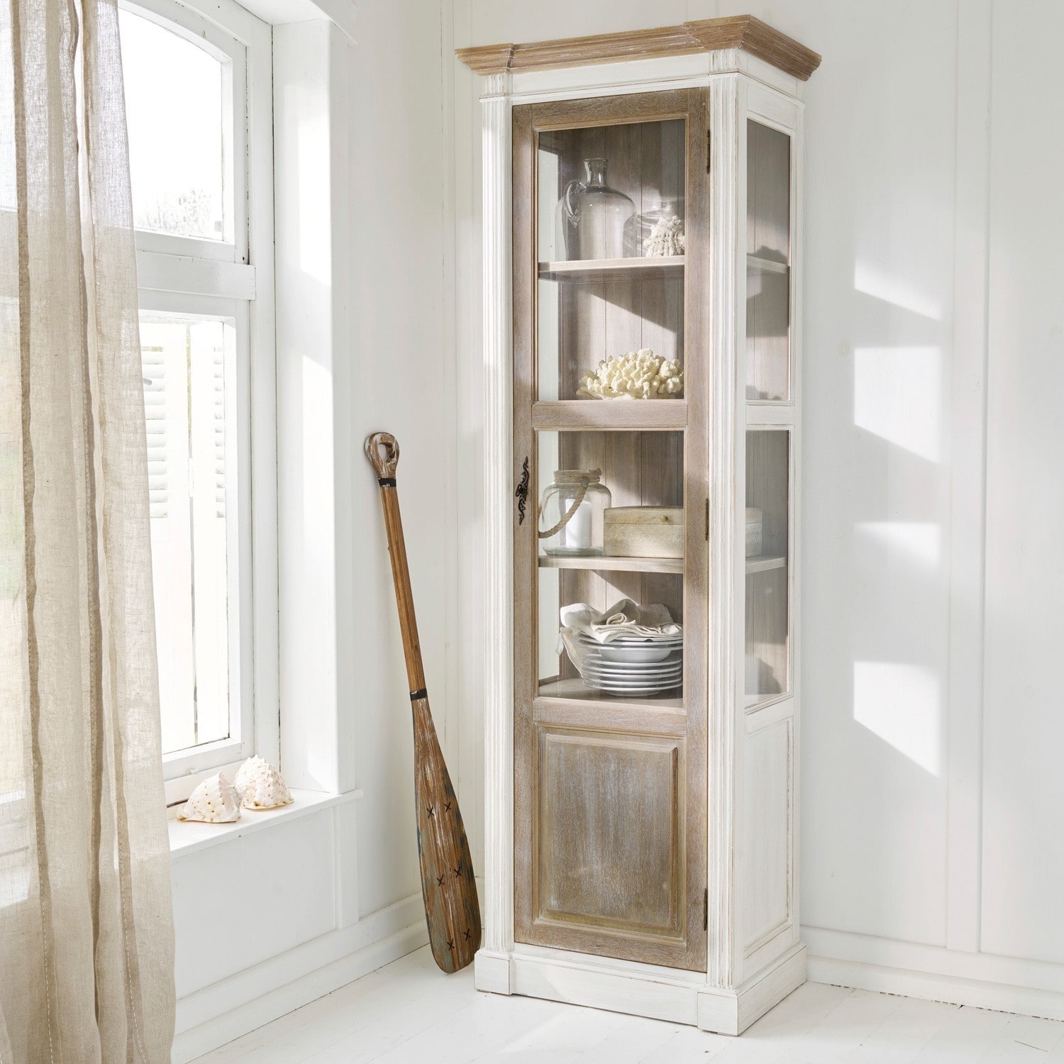 Kast Coverton Vintage houten vitrinekast met glazen deur en natuurlijke afwerking voor lichte woonkamer
