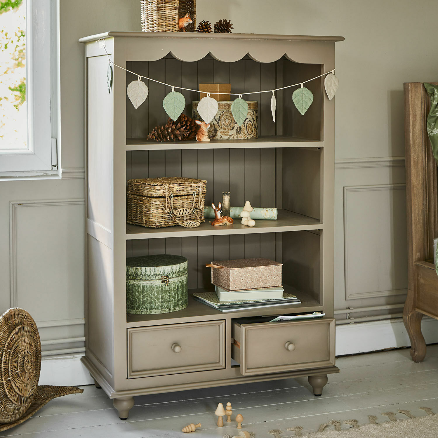 Étagère Sorvanne Armoire beige en bois avec étagères et tiroirs, décorée d'objets naturels et paniers tressés
