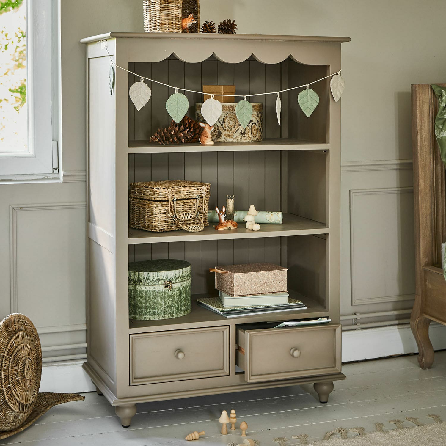 Open kast Sorvanne Beige houten kast met planken en lades, versierd met natuurlijke decoraties en manden